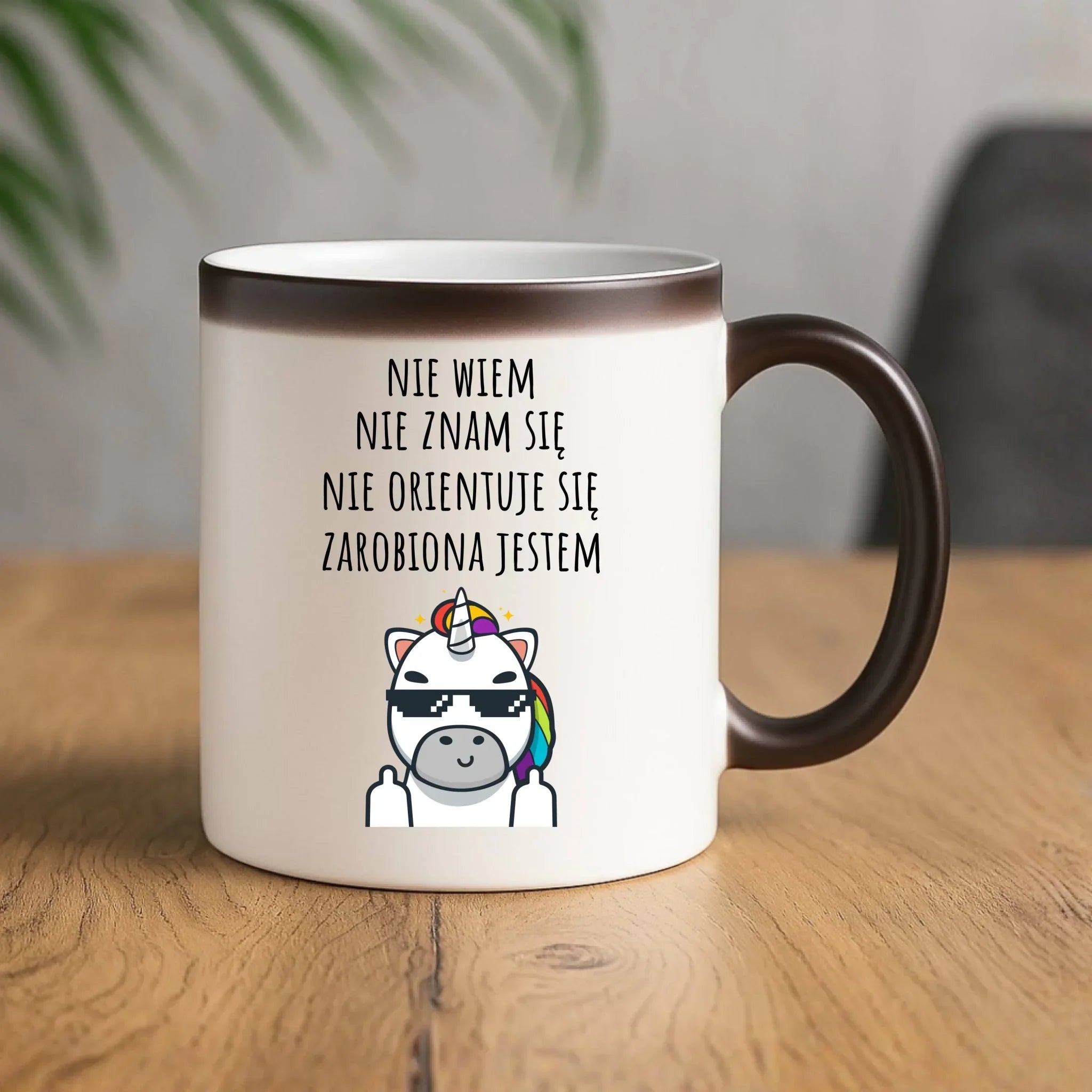 Śmieszny kubek magiczny z napisem - Nie wiem, nie znam się, zarobiona jestem DZ05 - StoryCups.pl
