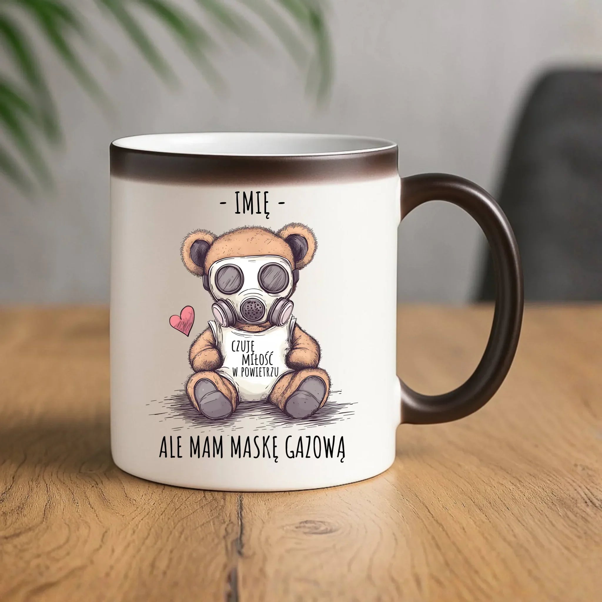 Kubek magiczny - Miś w masce gazowej - Czuję miłość w powietrzu - personalizowany W38 - StoryCups.pl