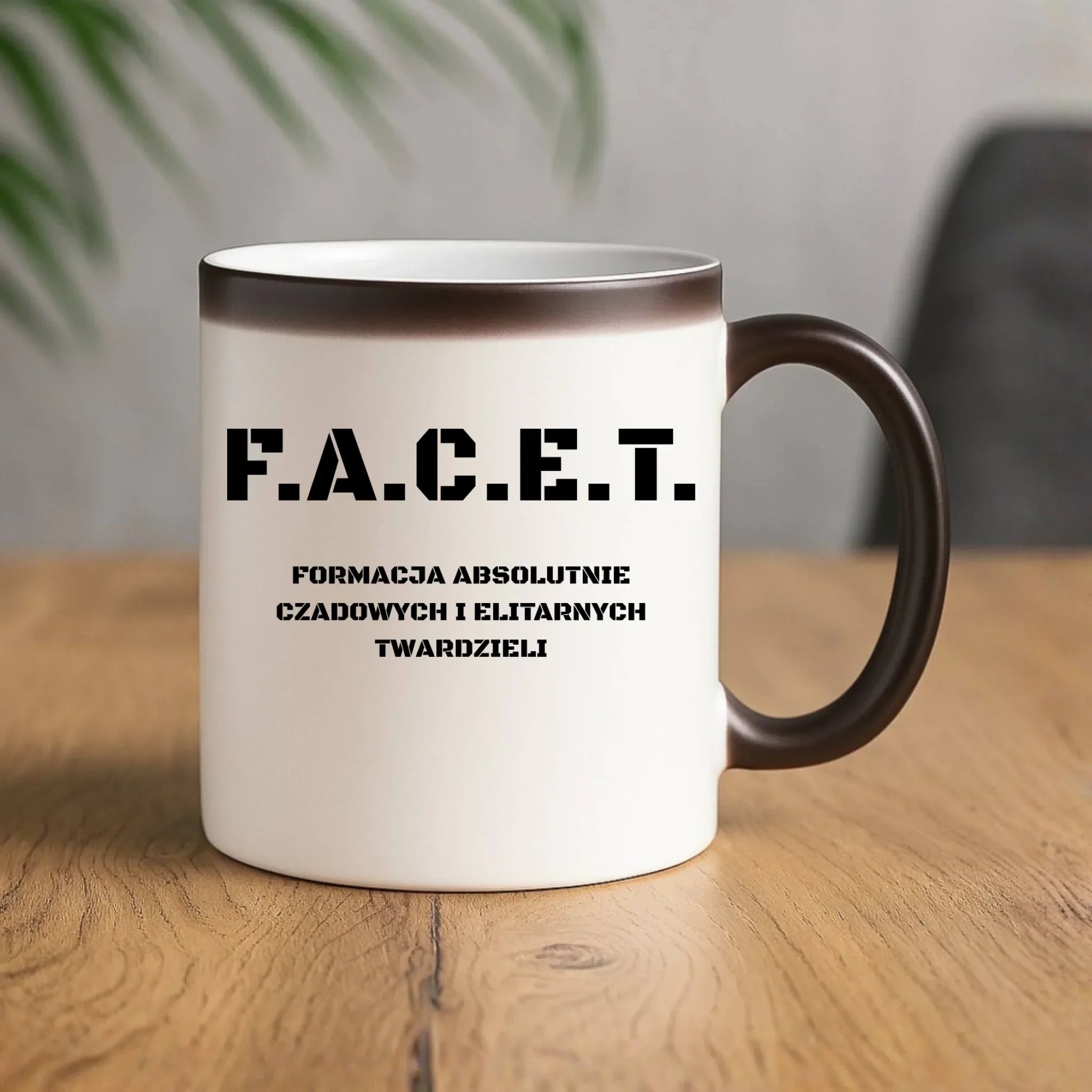Śmieszny kubek magiczny - Prezent dla chłopaka kolegi - F.A.C.E.T. Formacja Absolutnie Czadowych i Elitarnych Twardzieli DCH23 - StoryCups.pl