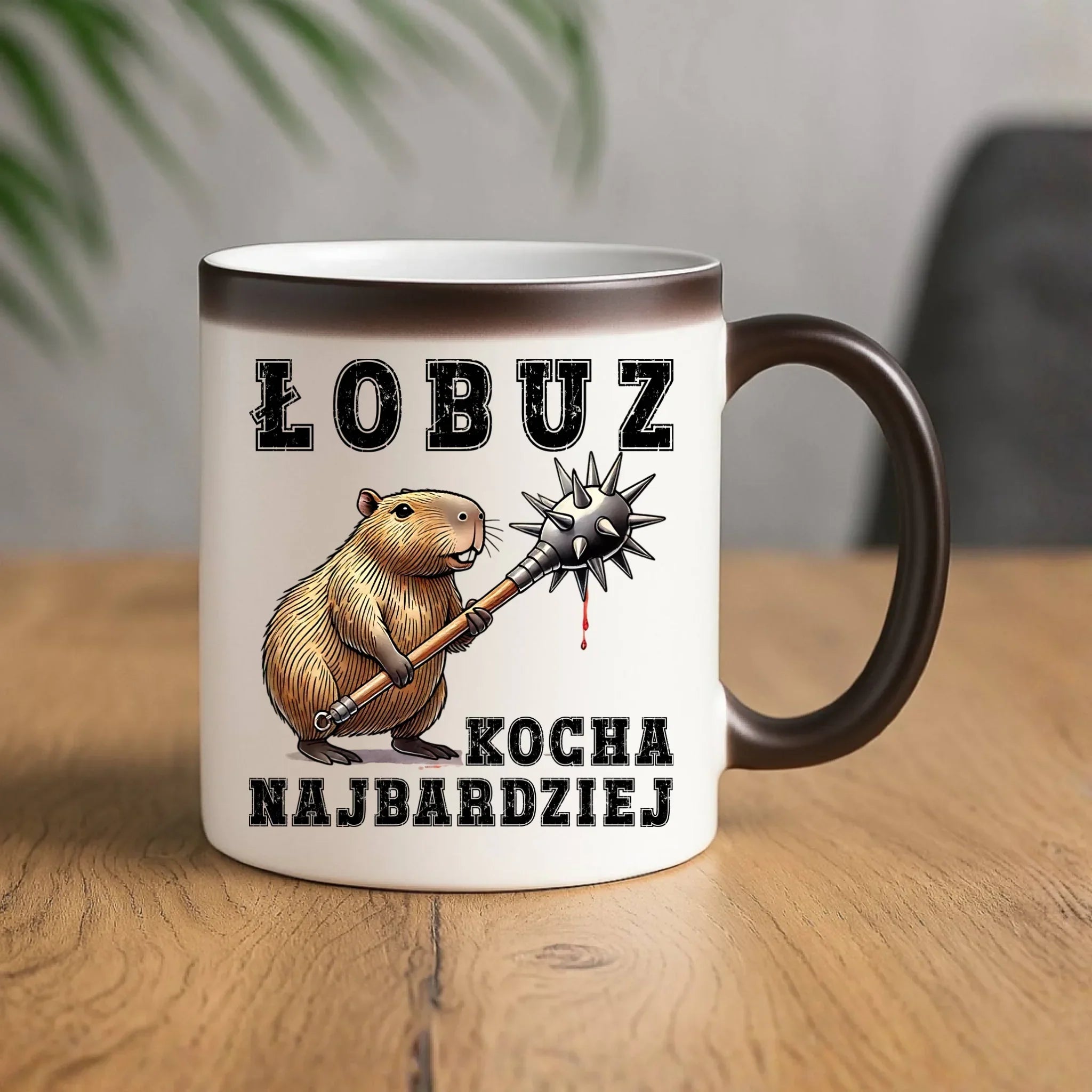 Kubek magiczny - prezent dla chłopaka - Łobuz kapibara z maczugą DCH17 - StoryCups.pl