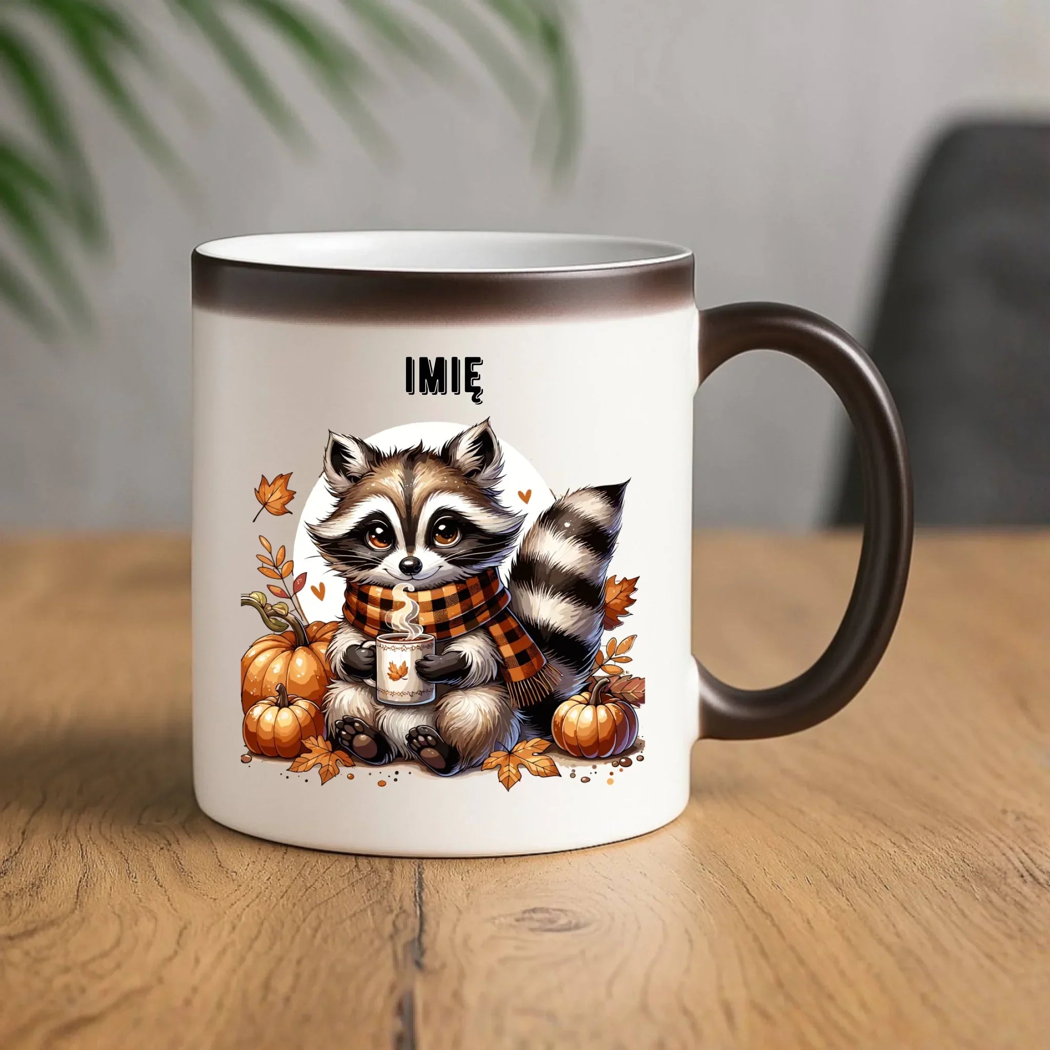 Kubek magiczny jesienny – Szop z kawą i dyniami - personalizowany JS16 - StoryCups.pl