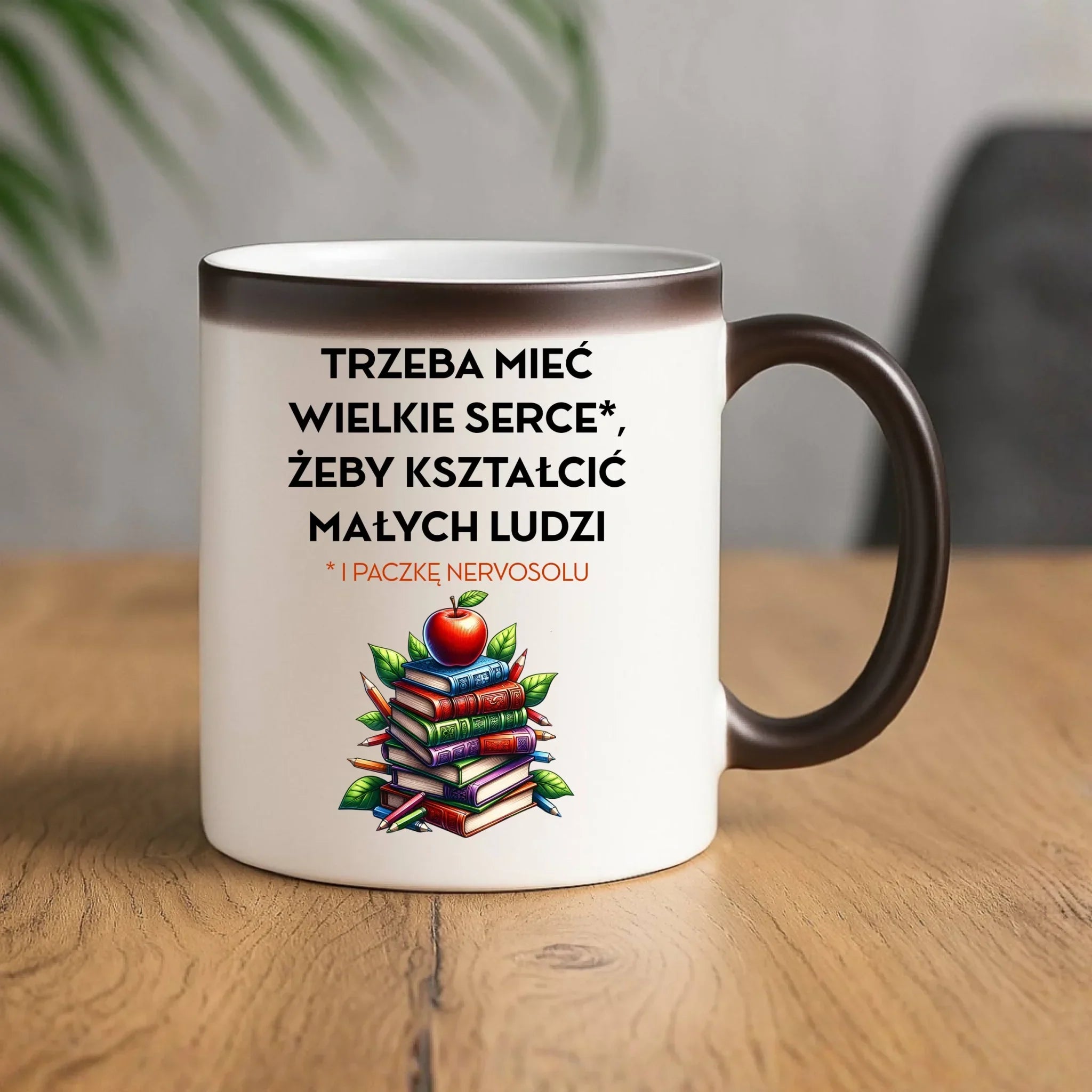 Kubek magiczny dla nauczyciela - Trzeba mieć wielkie serce i paczkę nervosolu N73 - StoryCups.pl