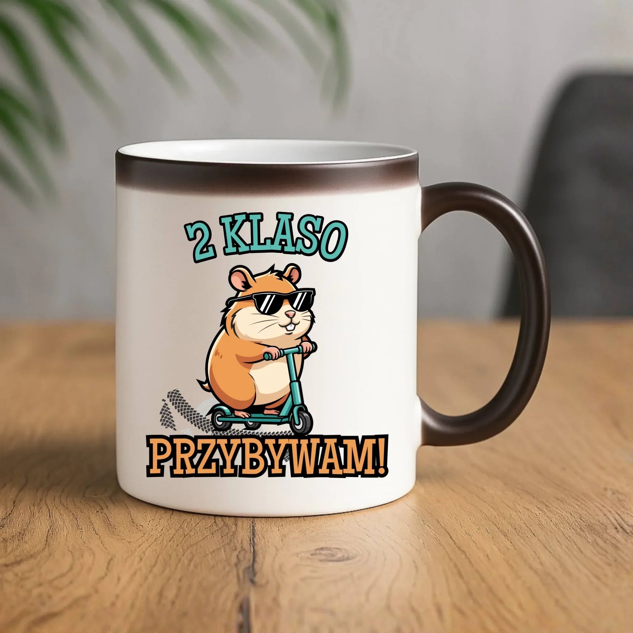 Kubek magiczny na powrót do szkoły Przybywam personalizuj klasę SZ07 - StoryCups.pl