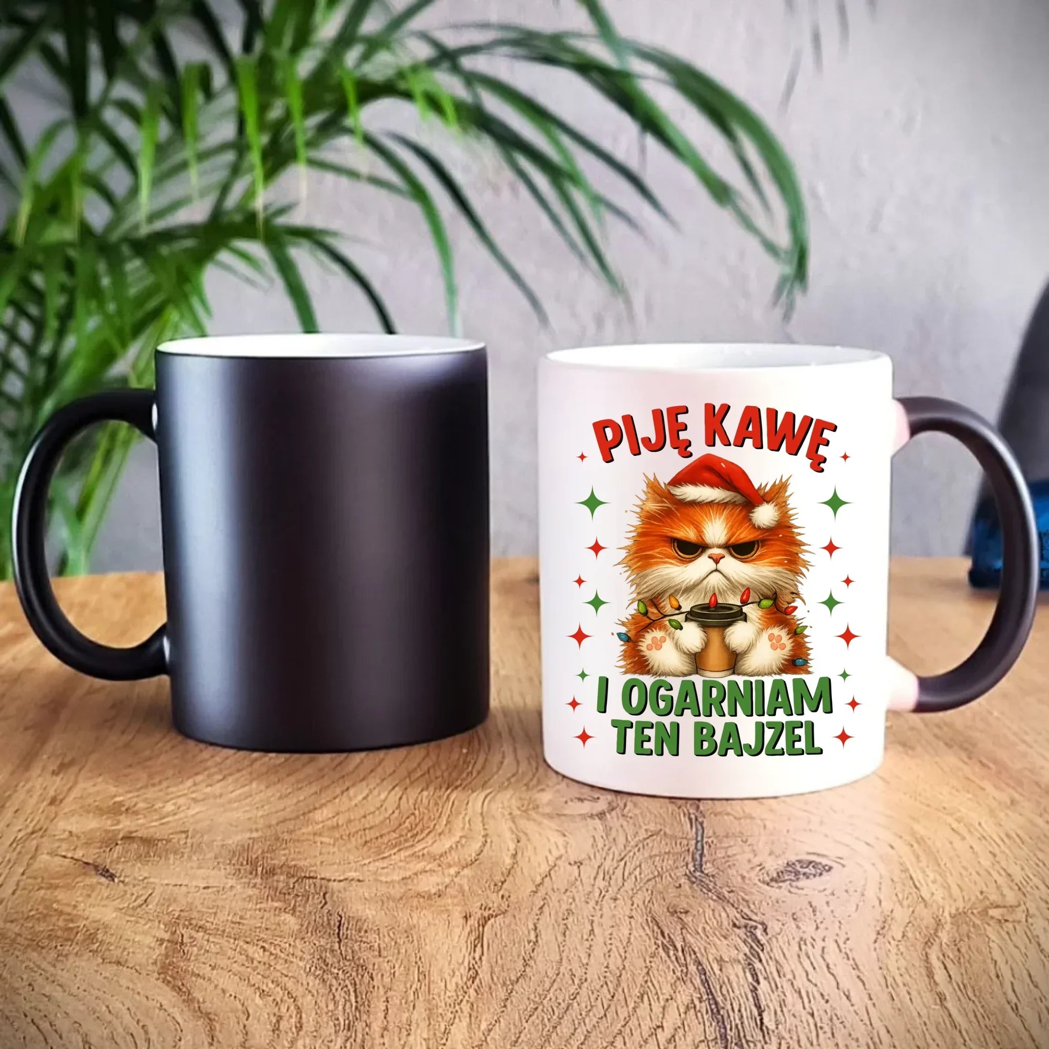 Kubek magiczny świąteczny - Kot Piję kawę i ogarniam ten bajzel BN39 - StoryCups.pl