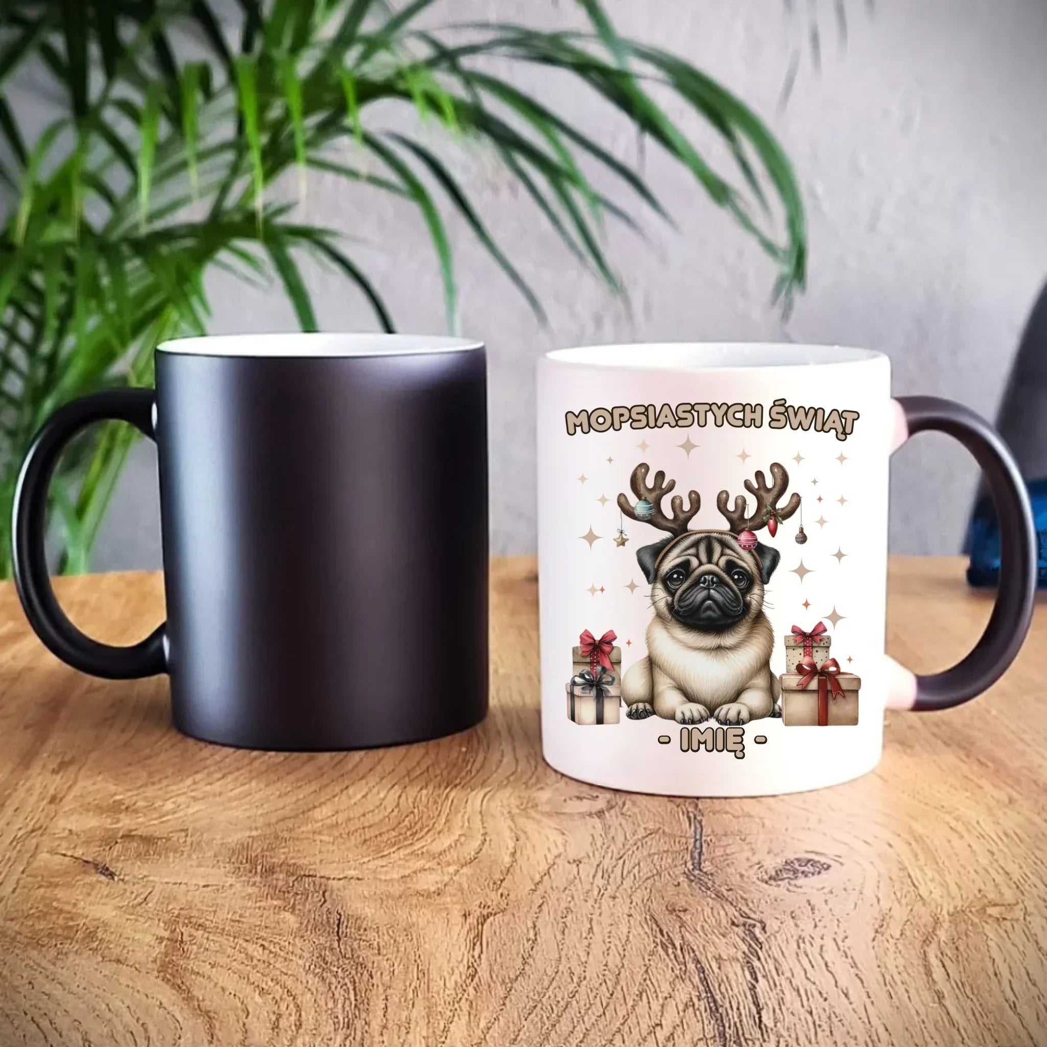 Kubek magiczny świąteczny - Mops Mopsiastych świąt - personalizowany BN91 - StoryCups.pl