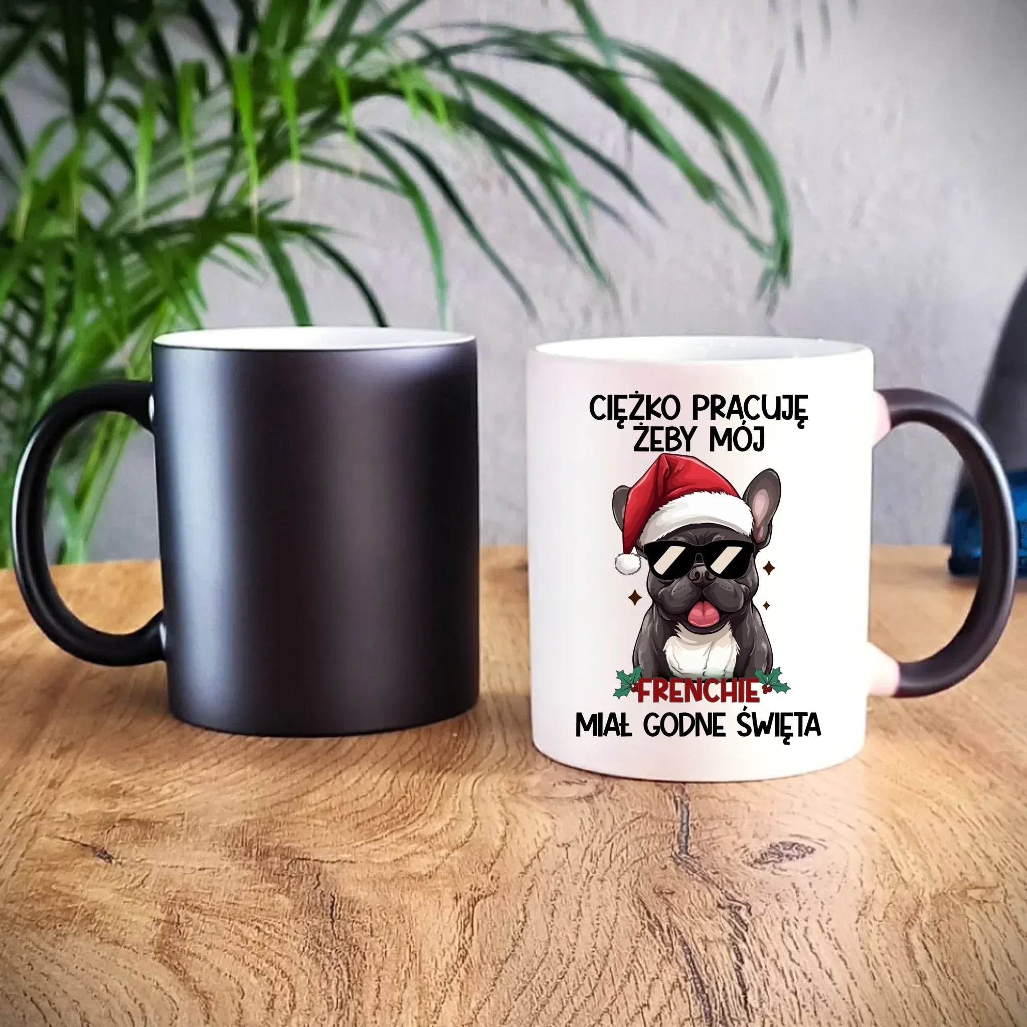 Kubek magiczny świąteczny - Buldożek Francuski - Ciężko pracuję, żeby mój frenchie miał godne święta BN109 - StoryCups.pl