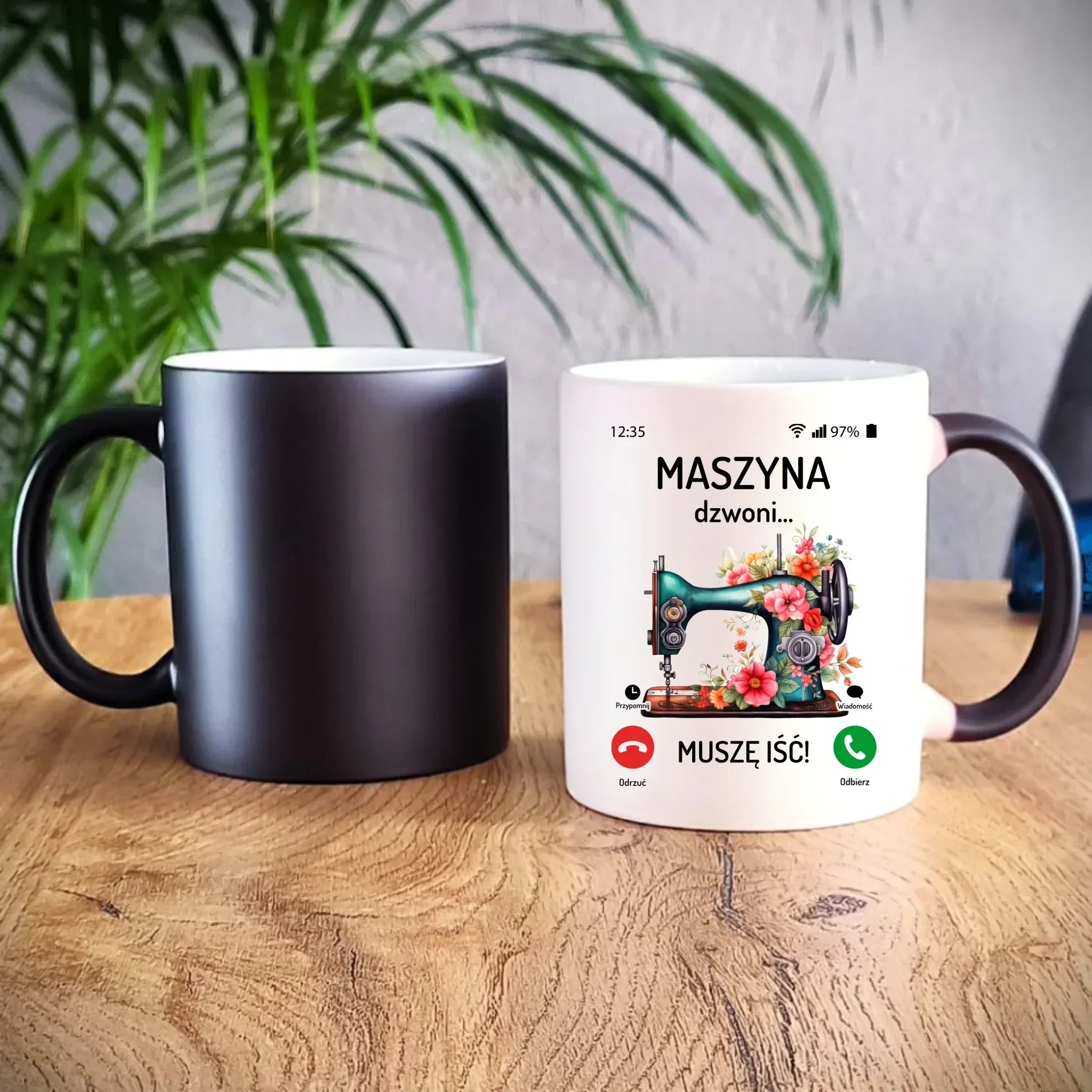 Kubek magiczny szyciowy dla krawcowej - Maszyna dzwoni muszę iść HS05 - StoryCups.pl