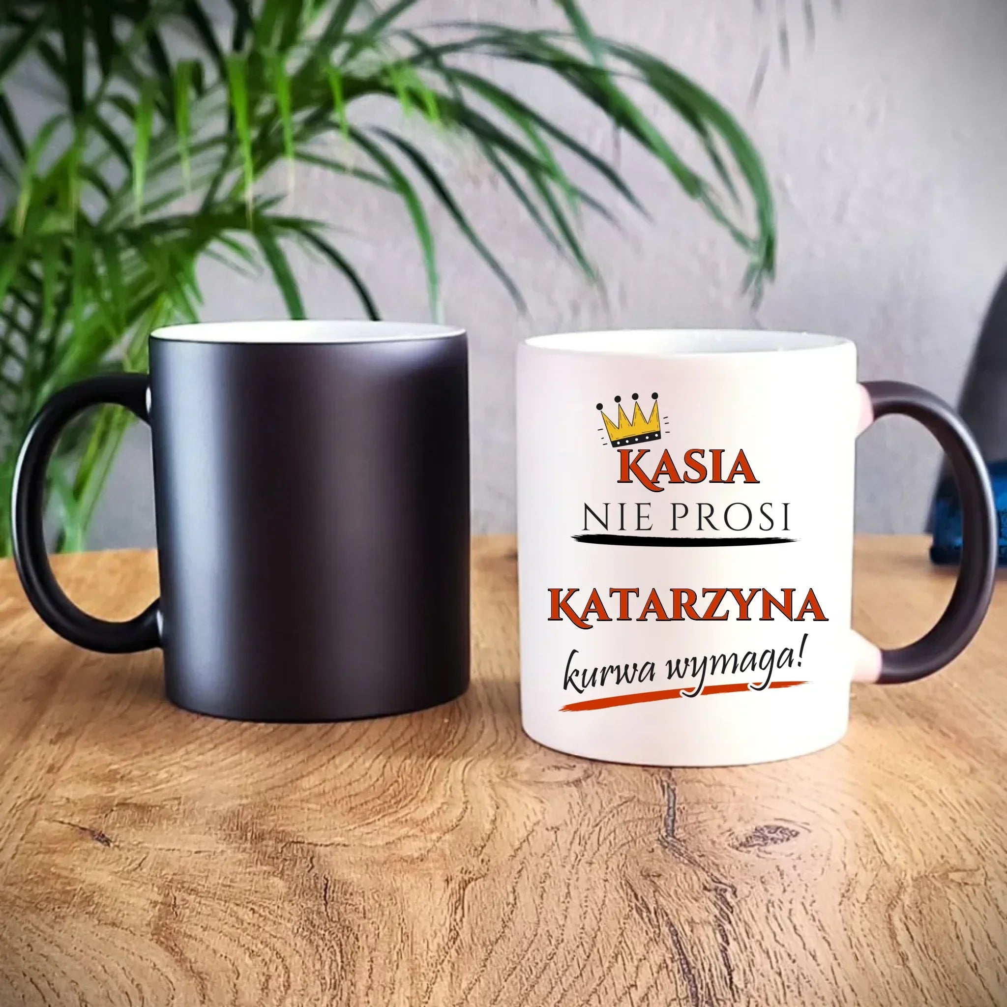 Kubek magiczny - Nie prosi, ku**a wymaga - bez cenzury - personalizowany DZ18 - StoryCups.pl