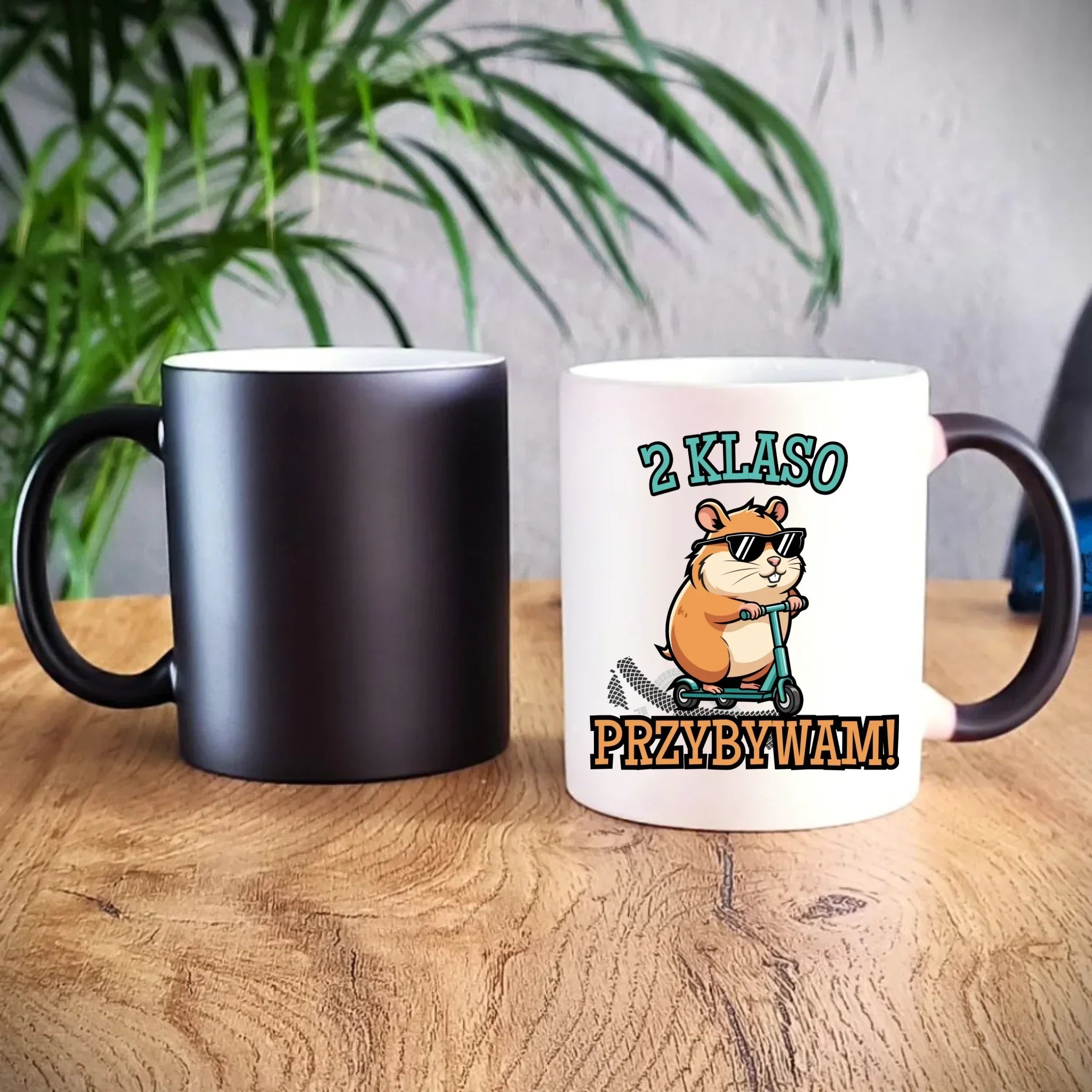 Kubek magiczny na powrót do szkoły Przybywam personalizuj klasę SZ07 - StoryCups.pl