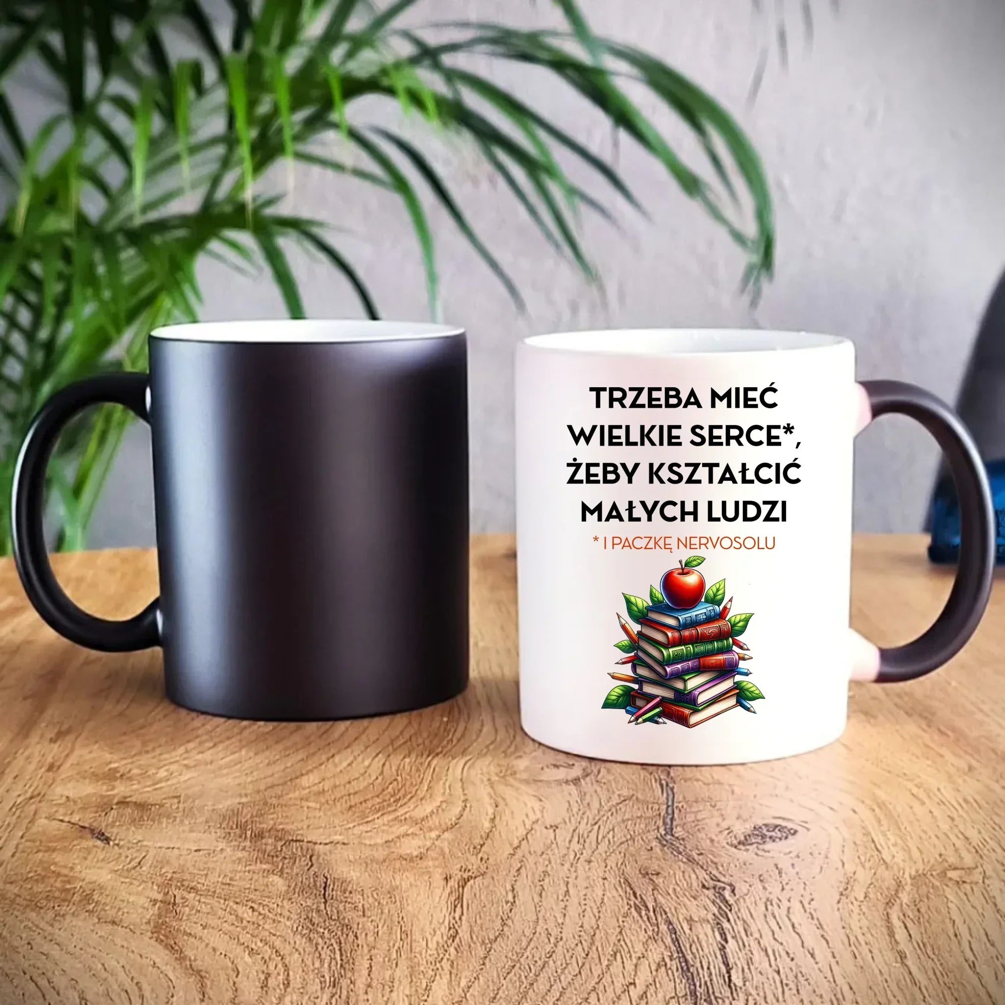 Kubek magiczny dla nauczyciela - Trzeba mieć wielkie serce i paczkę nervosolu N73 - StoryCups.pl