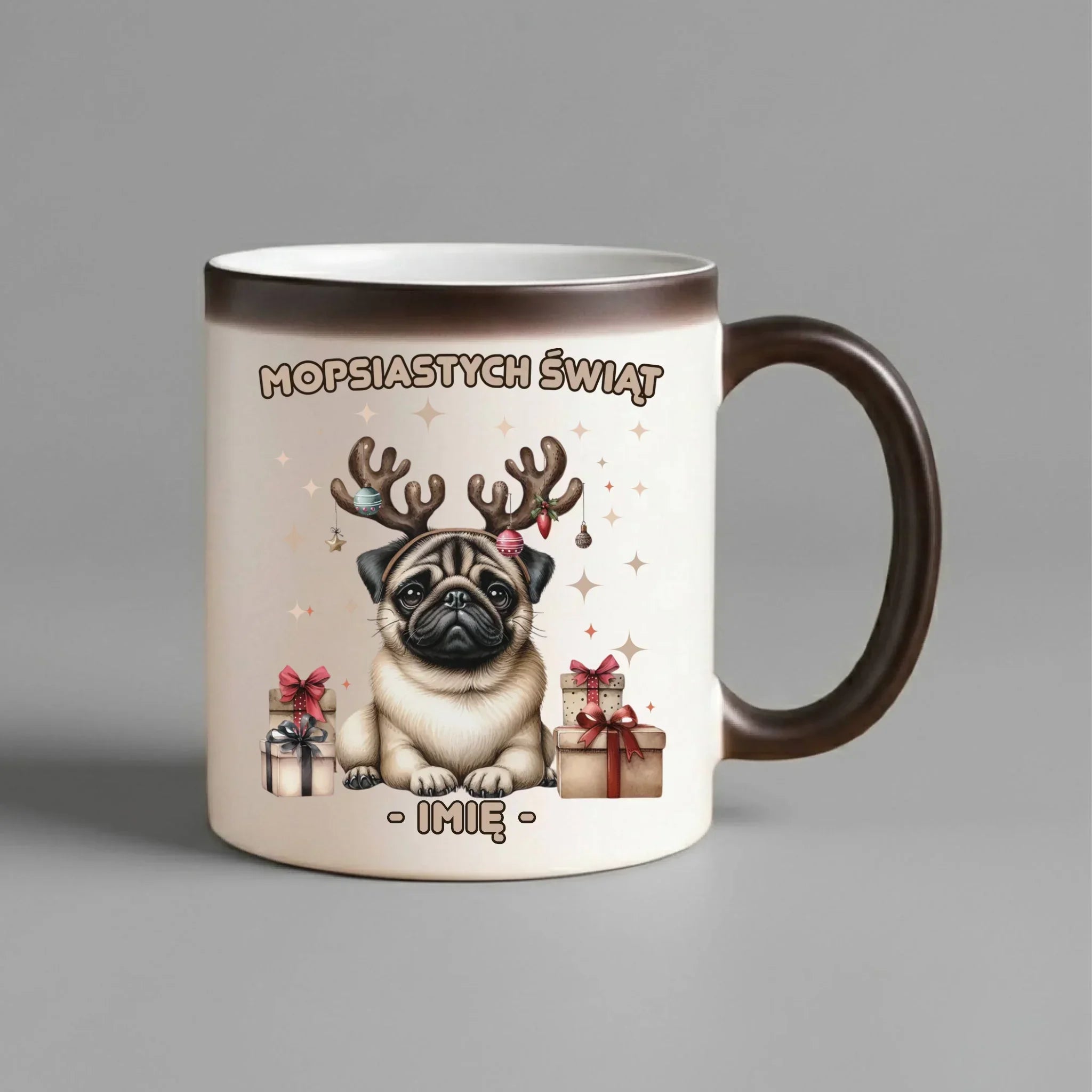 Kubek magiczny świąteczny - Mops Mopsiastych świąt - personalizowany BN91 - StoryCups.pl