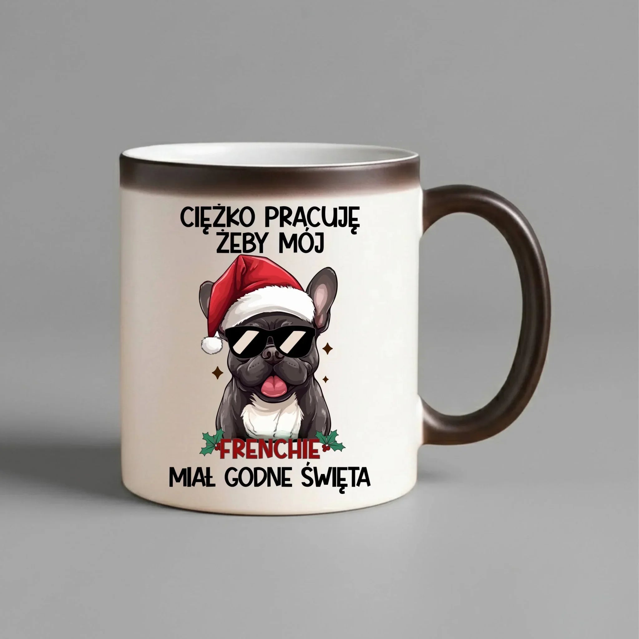 Kubek magiczny świąteczny - Buldożek Francuski - Ciężko pracuję, żeby mój frenchie miał godne święta BN109 - StoryCups.pl