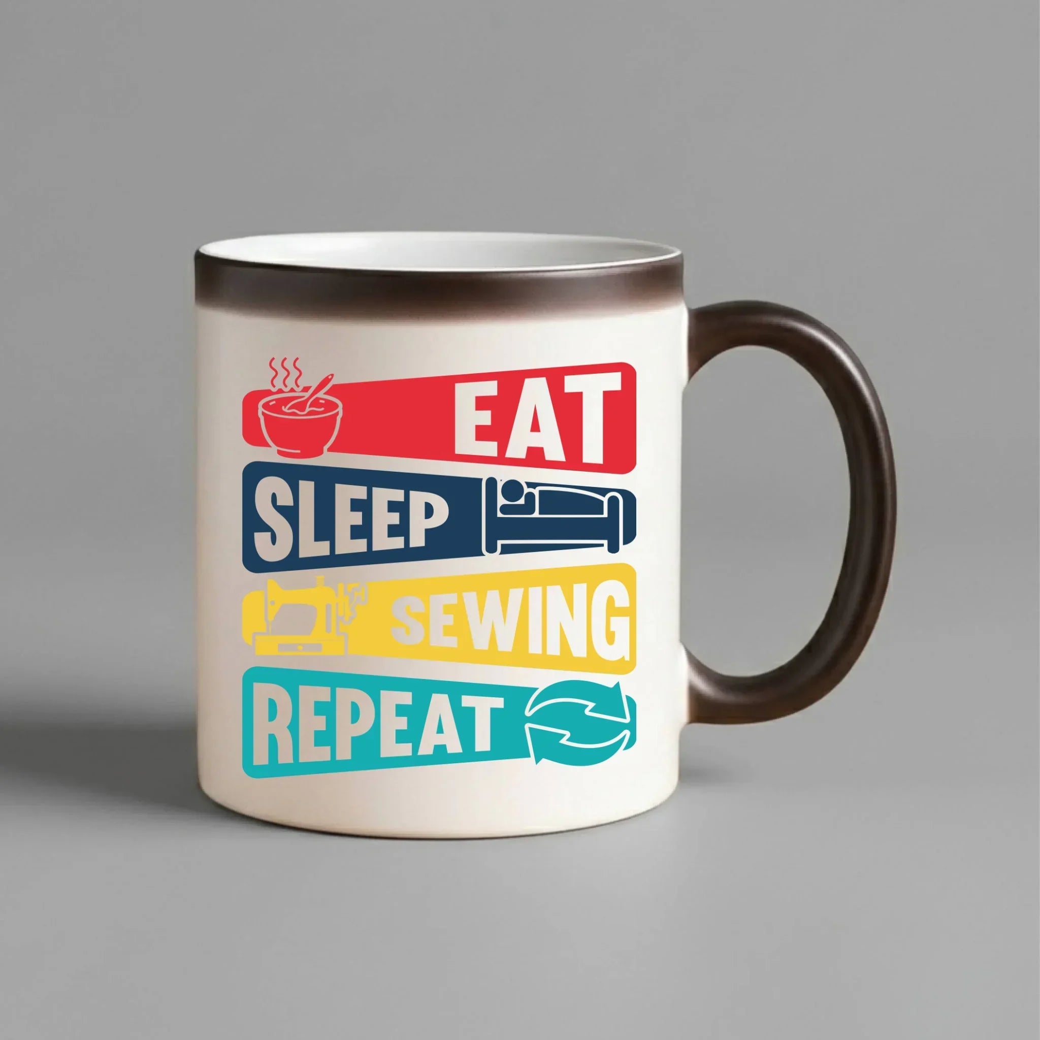 Kubek magiczny szyciowy dla krawcowej - Eat sleep sewing repeat HS21 - StoryCups.pl