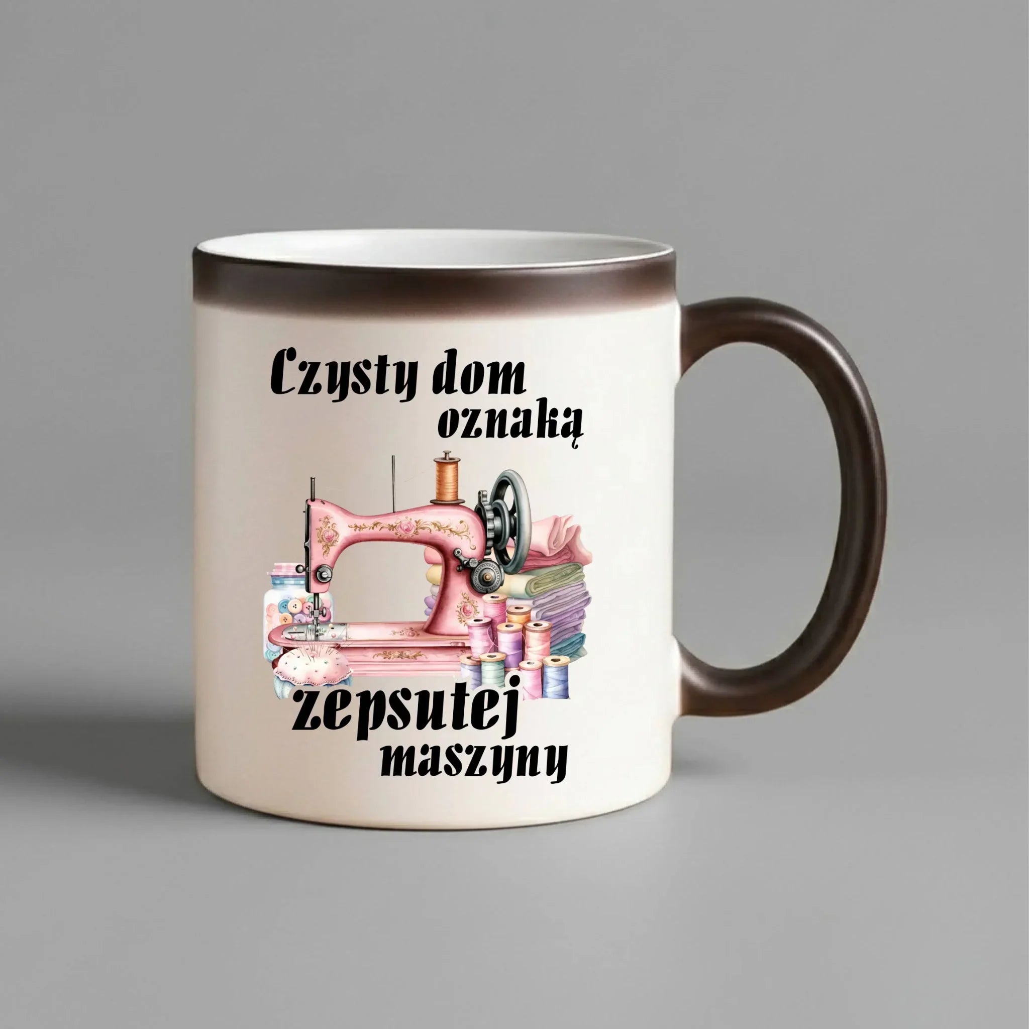Kubek magiczny szyciowy dla krawcowej - Czysty dom oznaką zepsutej maszyny HS15 - StoryCups.pl