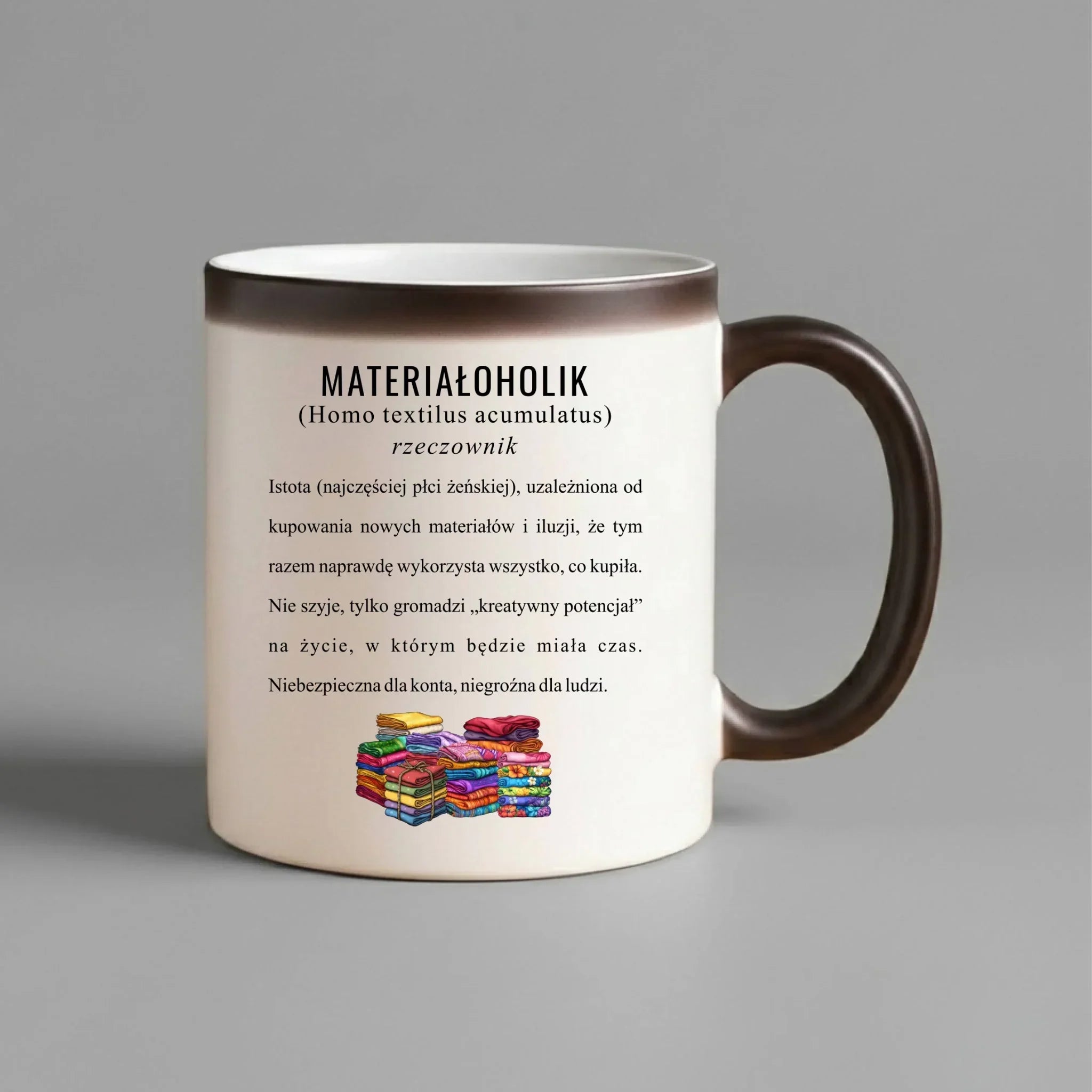 Kubek magiczny szyciowy dla krawcowej - Materiałoholik definicja HS11 - StoryCups.pl