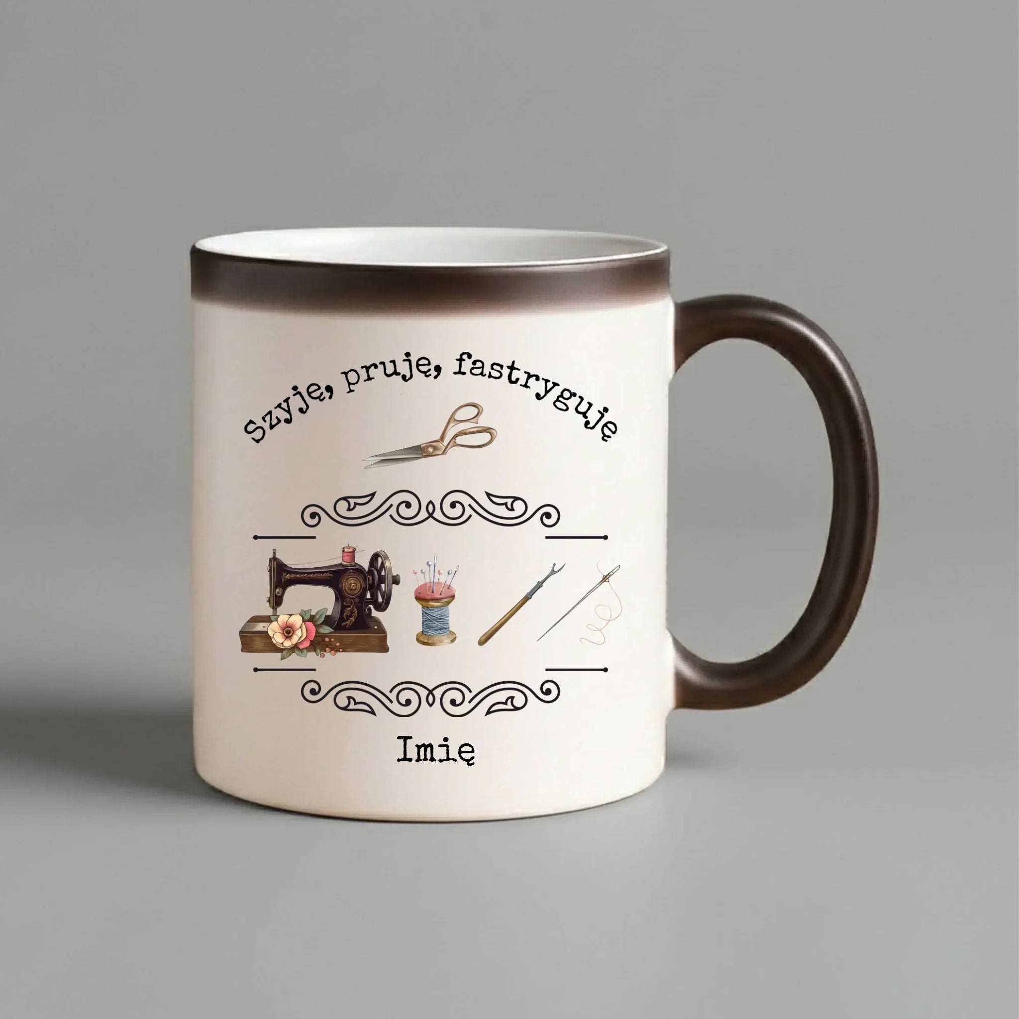 Kubek magiczny szyciowy dla krawcowej - Szyję, pruję, fastryguję HS13 - StoryCups.pl