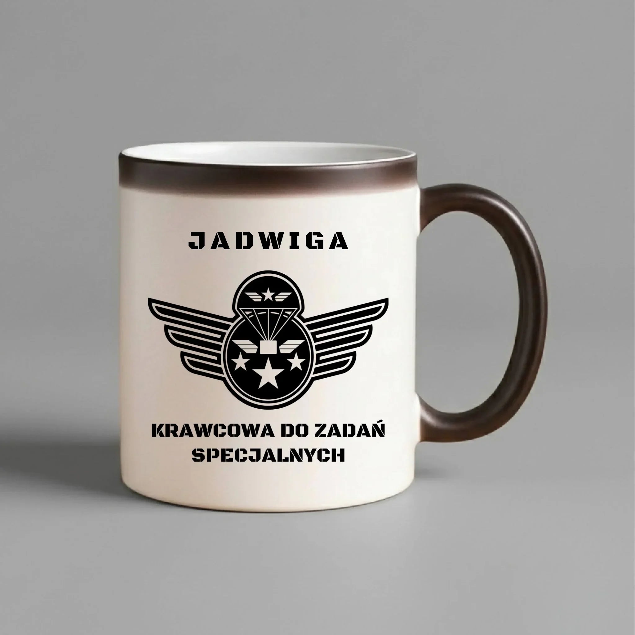 Kubek magiczny szyciowy dla krawcowej - Krawcowa do zadań specjalnych HS38 - StoryCups.pl