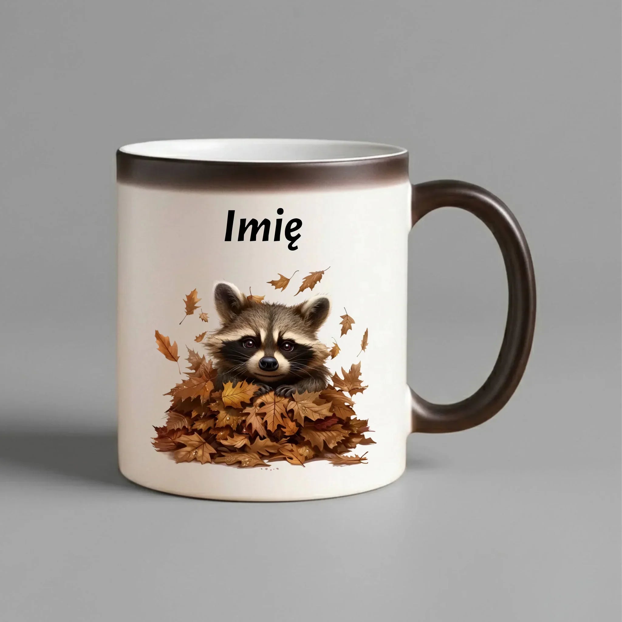 Kubek magiczny jesienny - Szop w liściach - personalizowany JS24 - StoryCups.pl