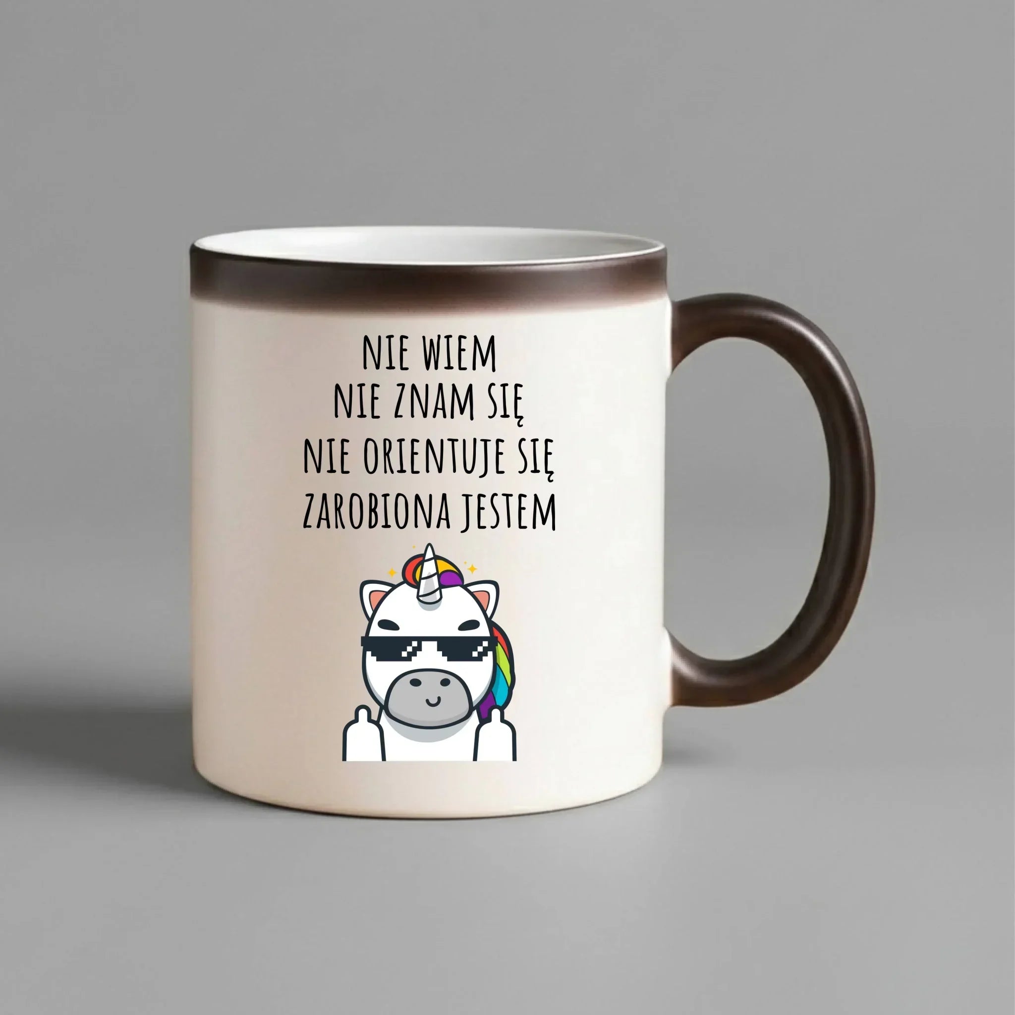 Śmieszny kubek magiczny z napisem - Nie wiem, nie znam się, zarobiona jestem DZ05 - StoryCups.pl