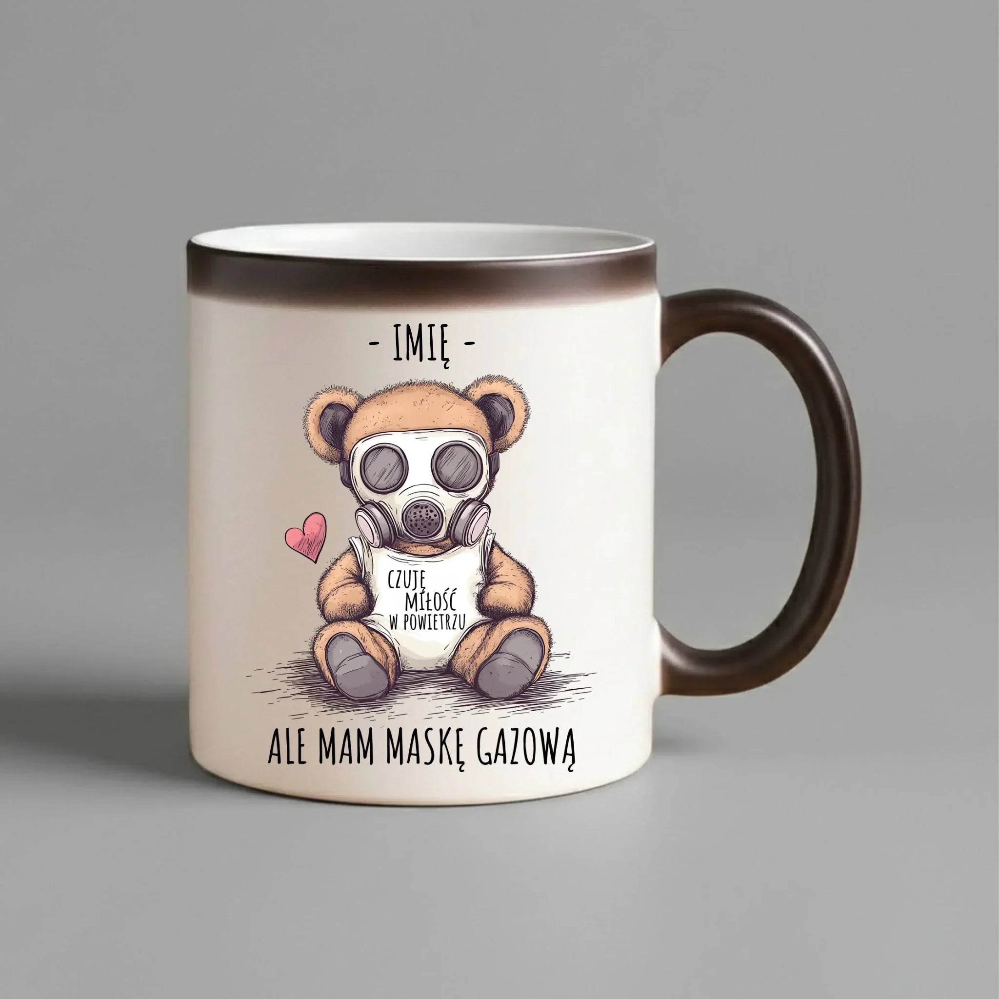 Kubek magiczny - Miś w masce gazowej - Czuję miłość w powietrzu - personalizowany W38 - StoryCups.pl