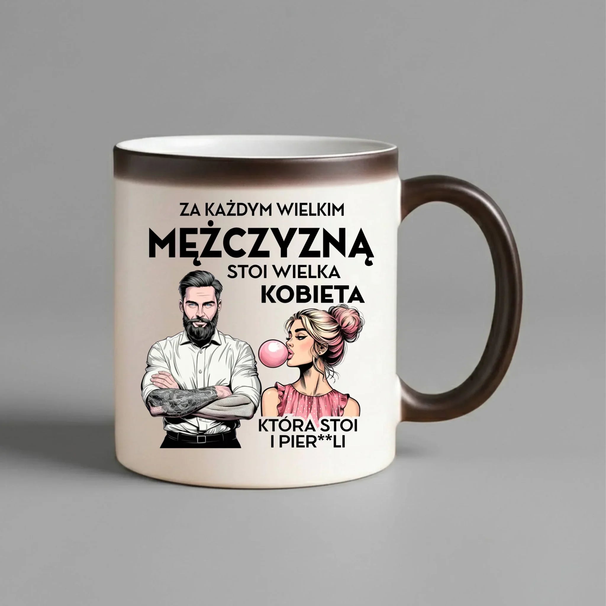 Kubek magiczny - Prezent dla niego - Za każdym wielkim mężczyzną stoi wielka kobieta DCH27 - StoryCups.pl
