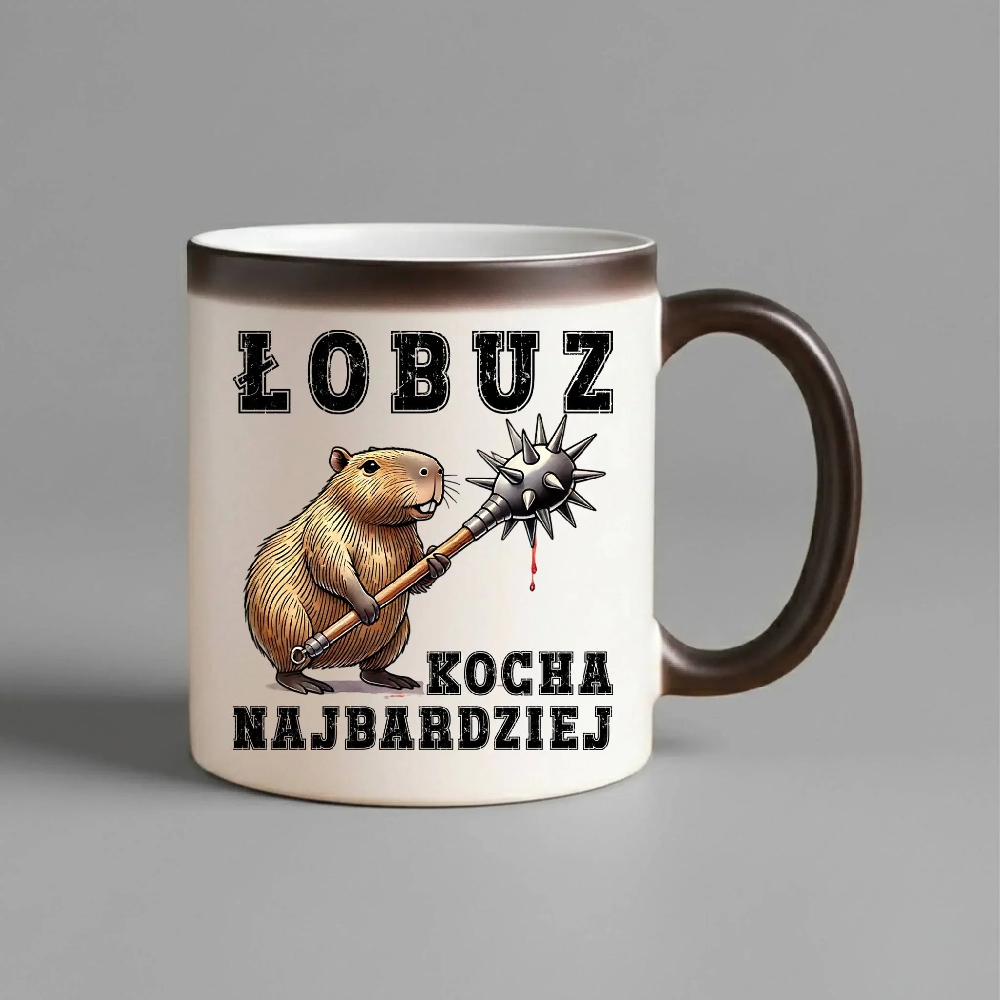 Kubek magiczny - prezent dla chłopaka - Łobuz kapibara z maczugą DCH17 - StoryCups.pl