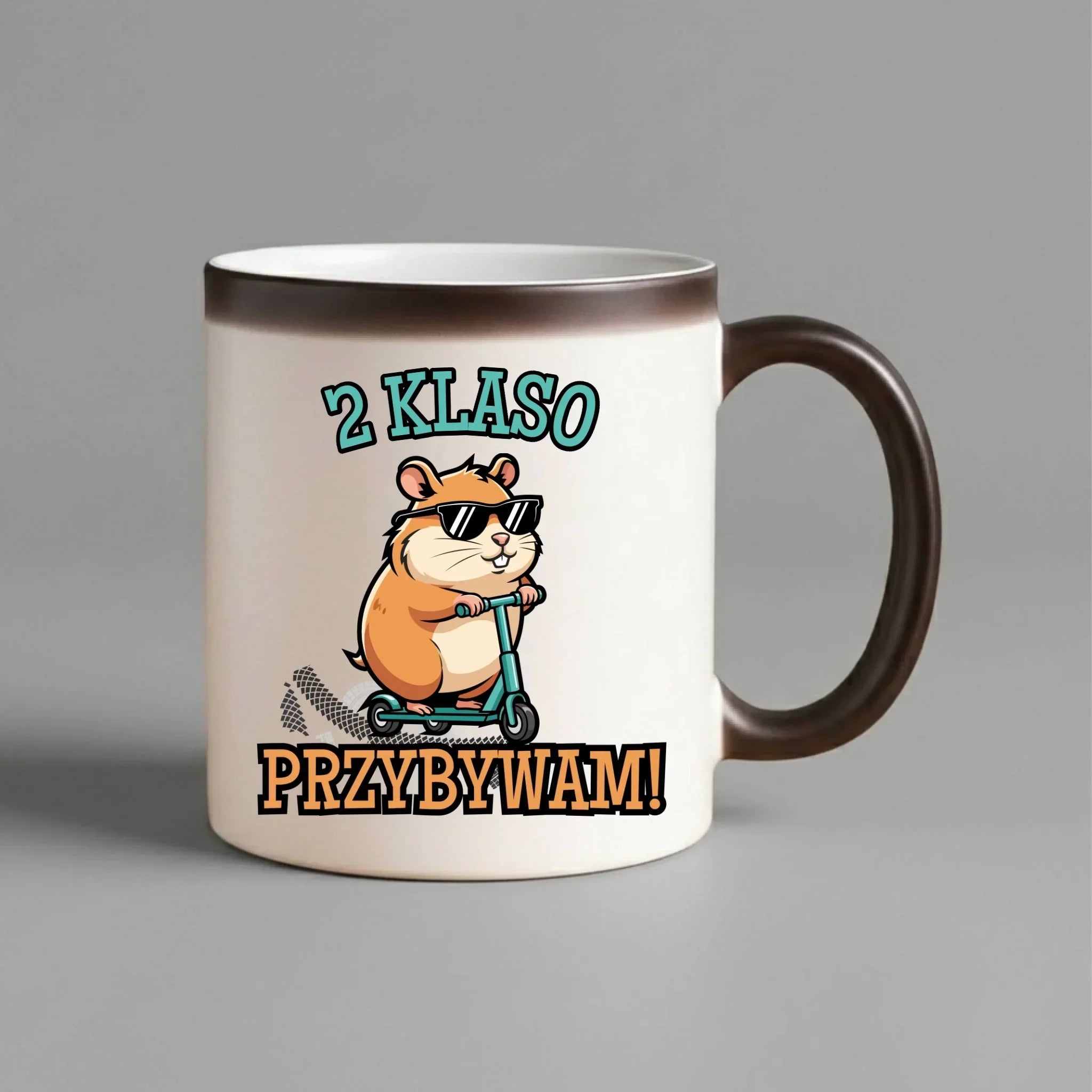 Kubek magiczny na powrót do szkoły Przybywam personalizuj klasę SZ07 - StoryCups.pl