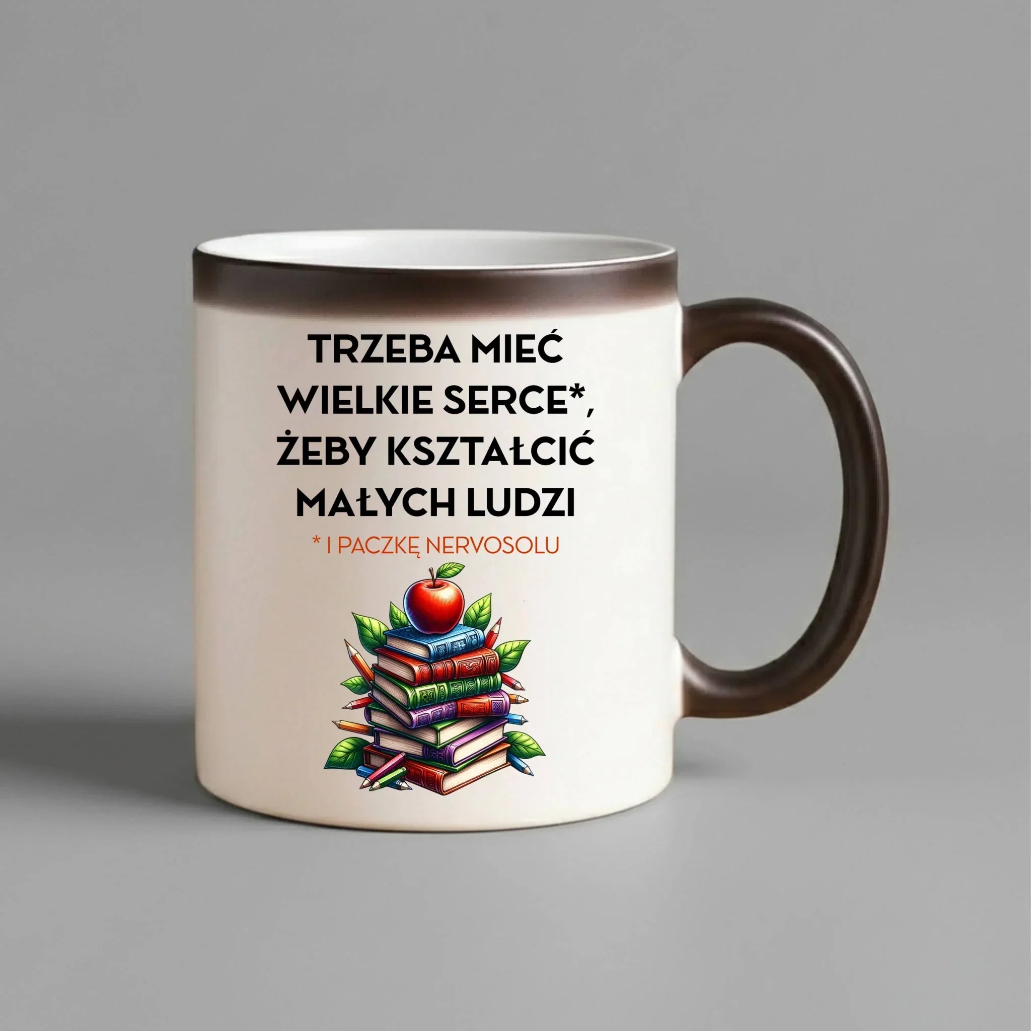 Kubek magiczny dla nauczyciela - Trzeba mieć wielkie serce i paczkę nervosolu N73 - StoryCups.pl