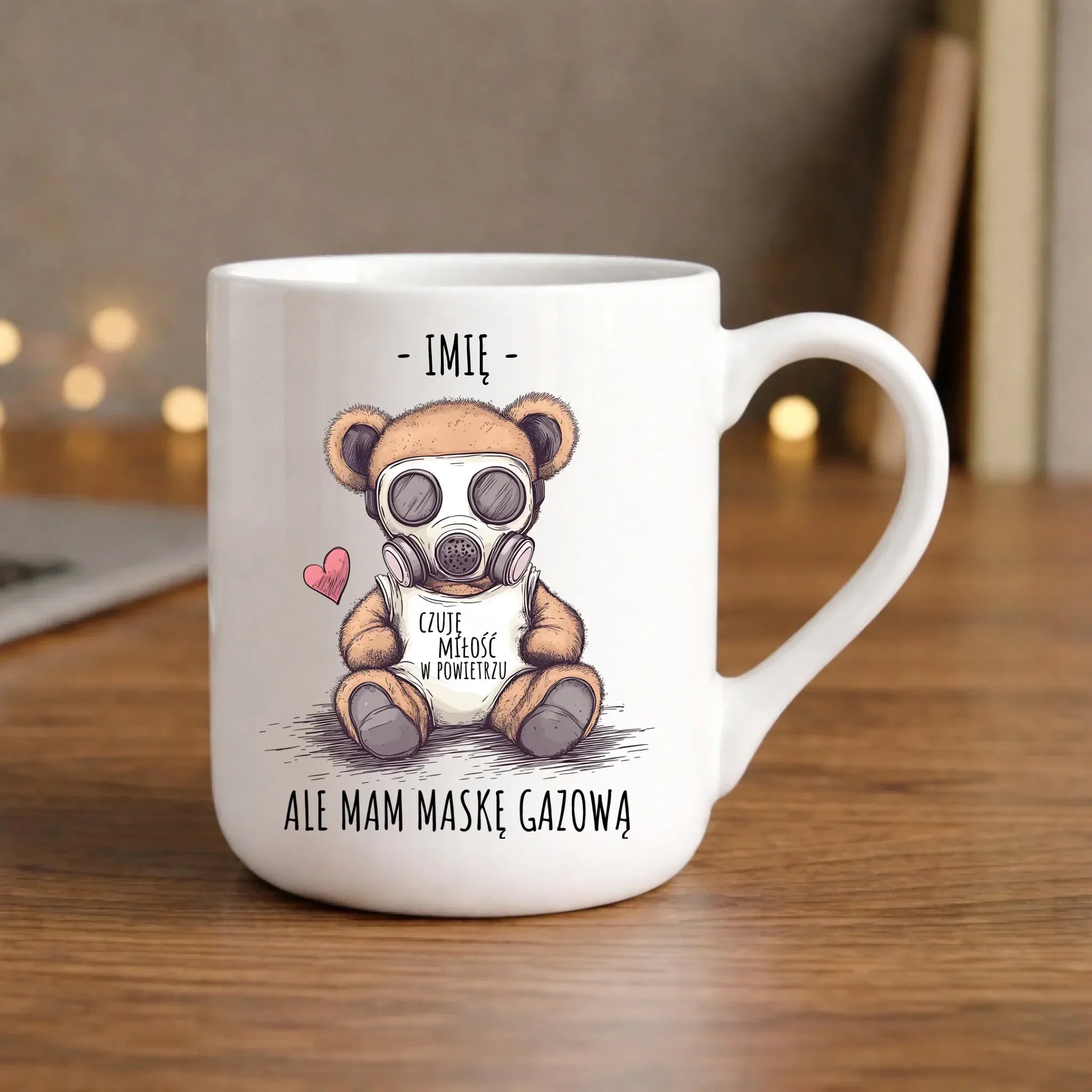 Kubek elegant - Miś w masce gazowej - Czuję miłość w powietrzu - personalizowany W38 - StoryCups.pl