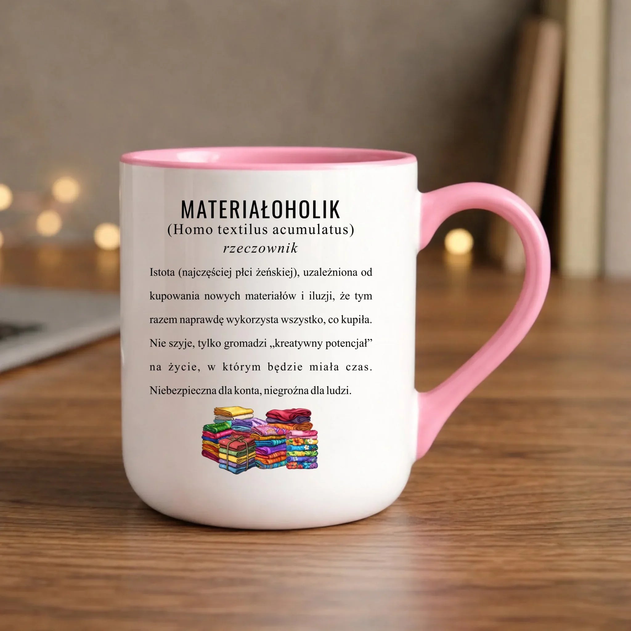 Kubek elegant szyciowy dla krawcowej - Materiałoholik definicja HS11 - StoryCups.pl