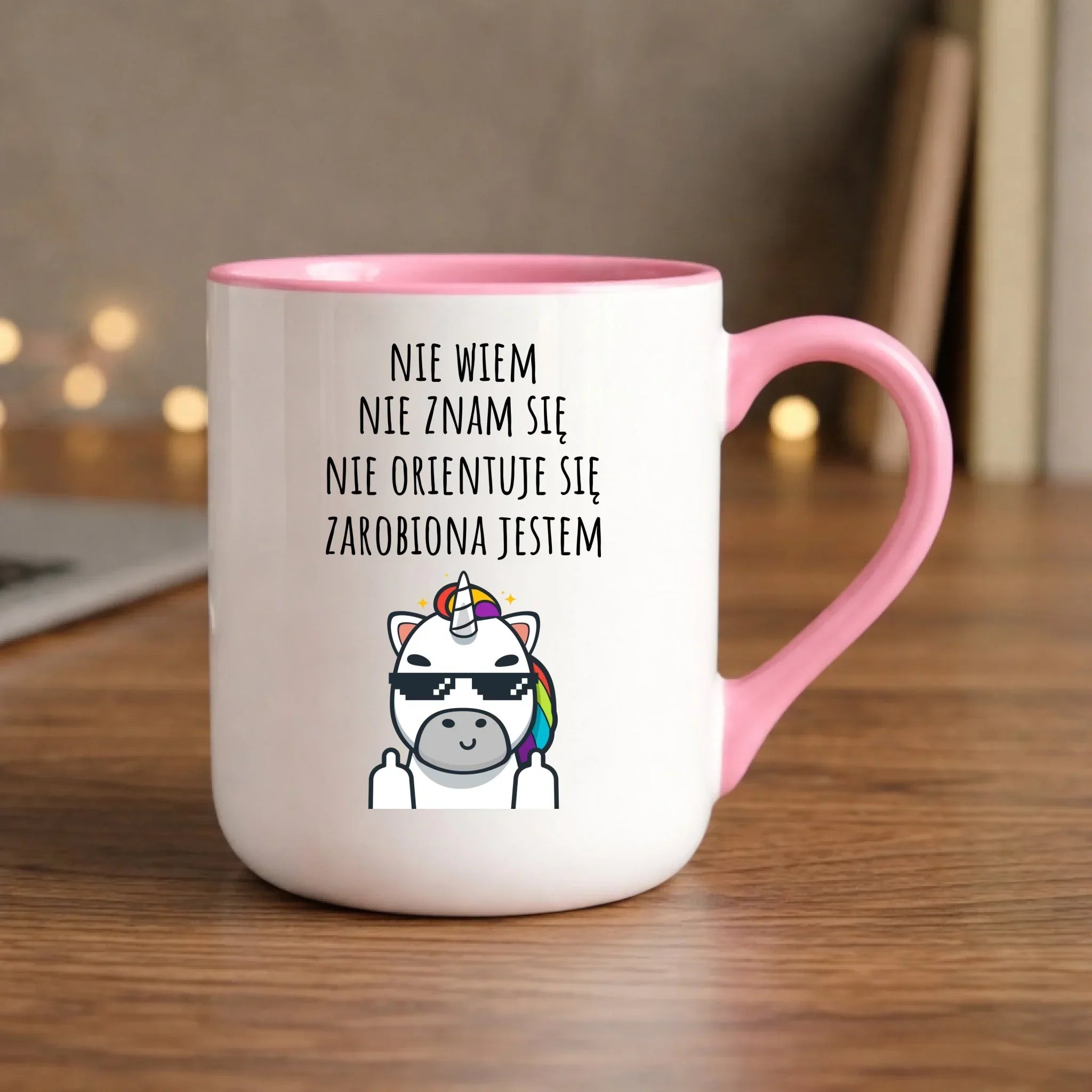 Śmieszny kubek elegant z napisem - Nie wiem, nie znam się, zarobiona jestem DZ05 - StoryCups.pl