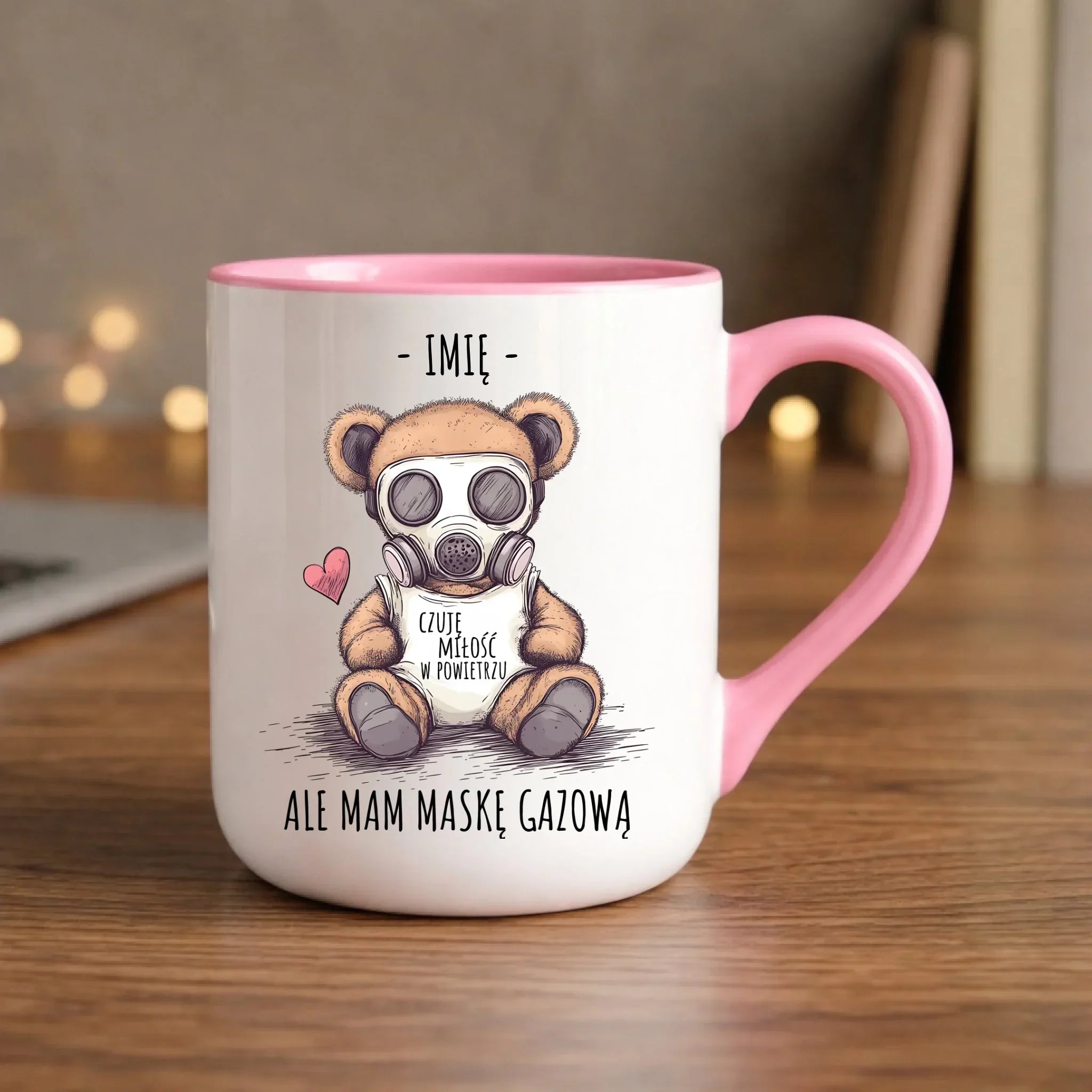 Kubek elegant - Miś w masce gazowej - Czuję miłość w powietrzu - personalizowany W38 - StoryCups.pl