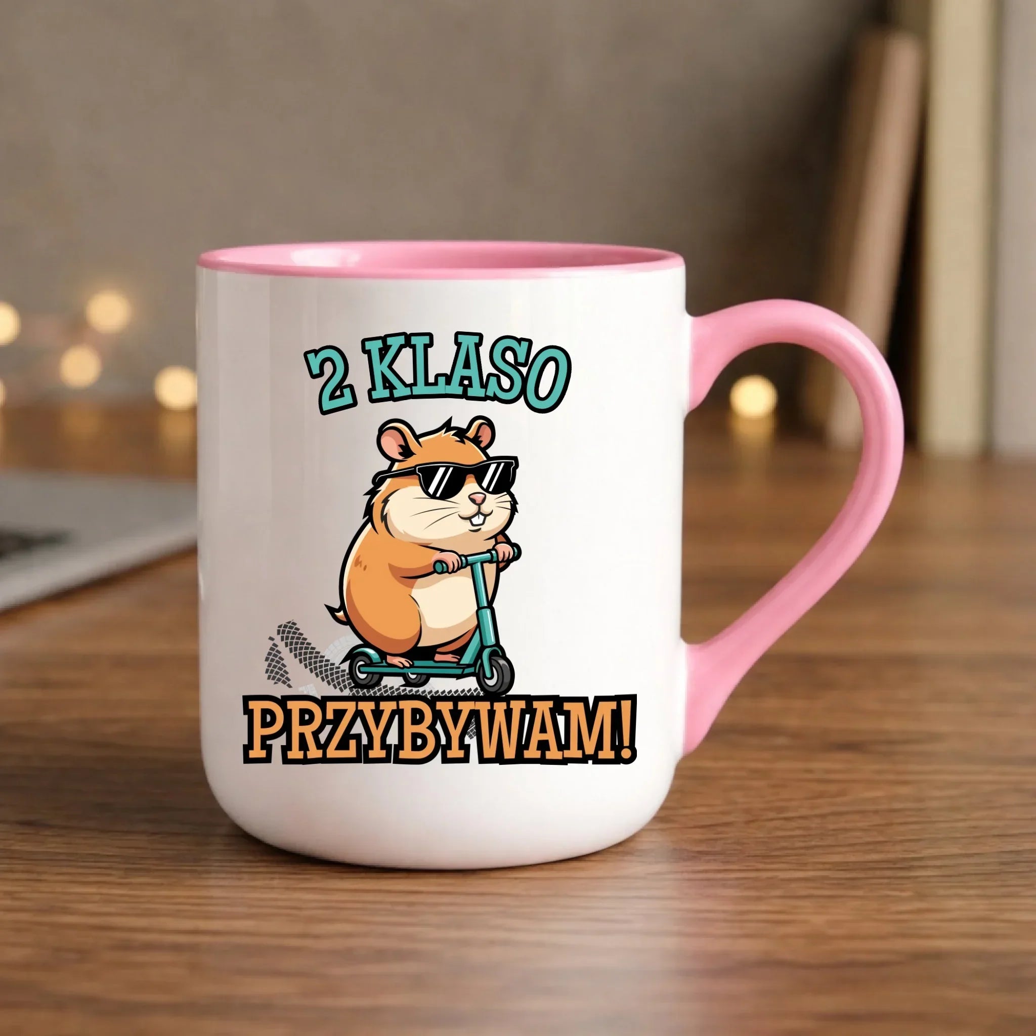 Kubek elegant na powrót do szkoły Przybywam personalizuj klasę SZ07 - StoryCups.pl