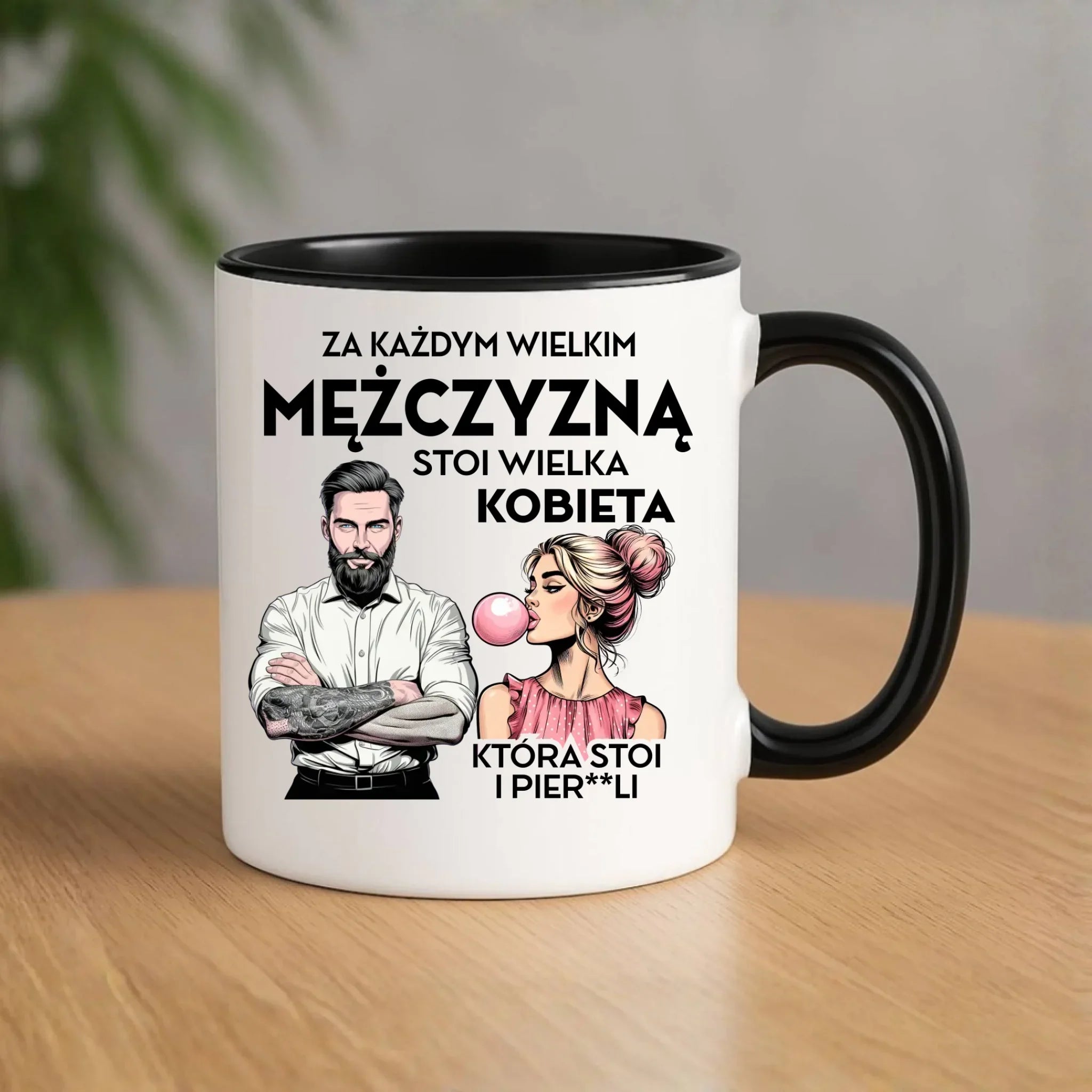 Śmieszny kubek - Prezent dla niego - Za każdym wielkim mężczyzną stoi wielka kobieta DCH27 - StoryCups.pl