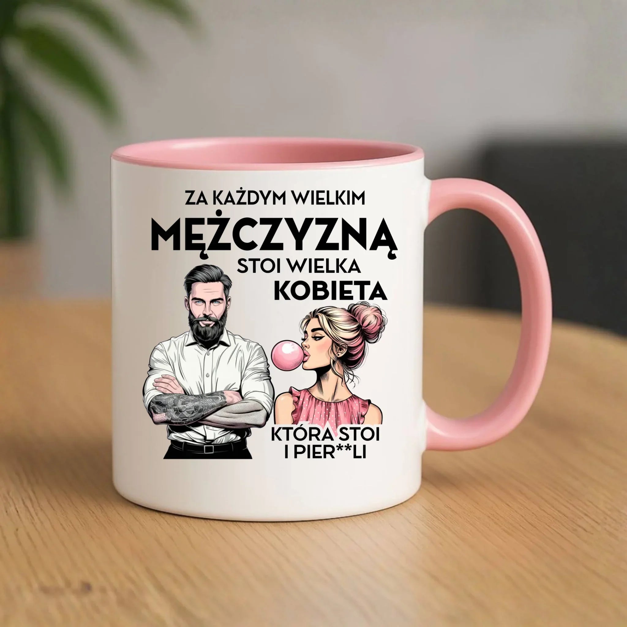 Śmieszny kubek - Prezent dla niego - Za każdym wielkim mężczyzną stoi wielka kobieta DCH27 - StoryCups.pl