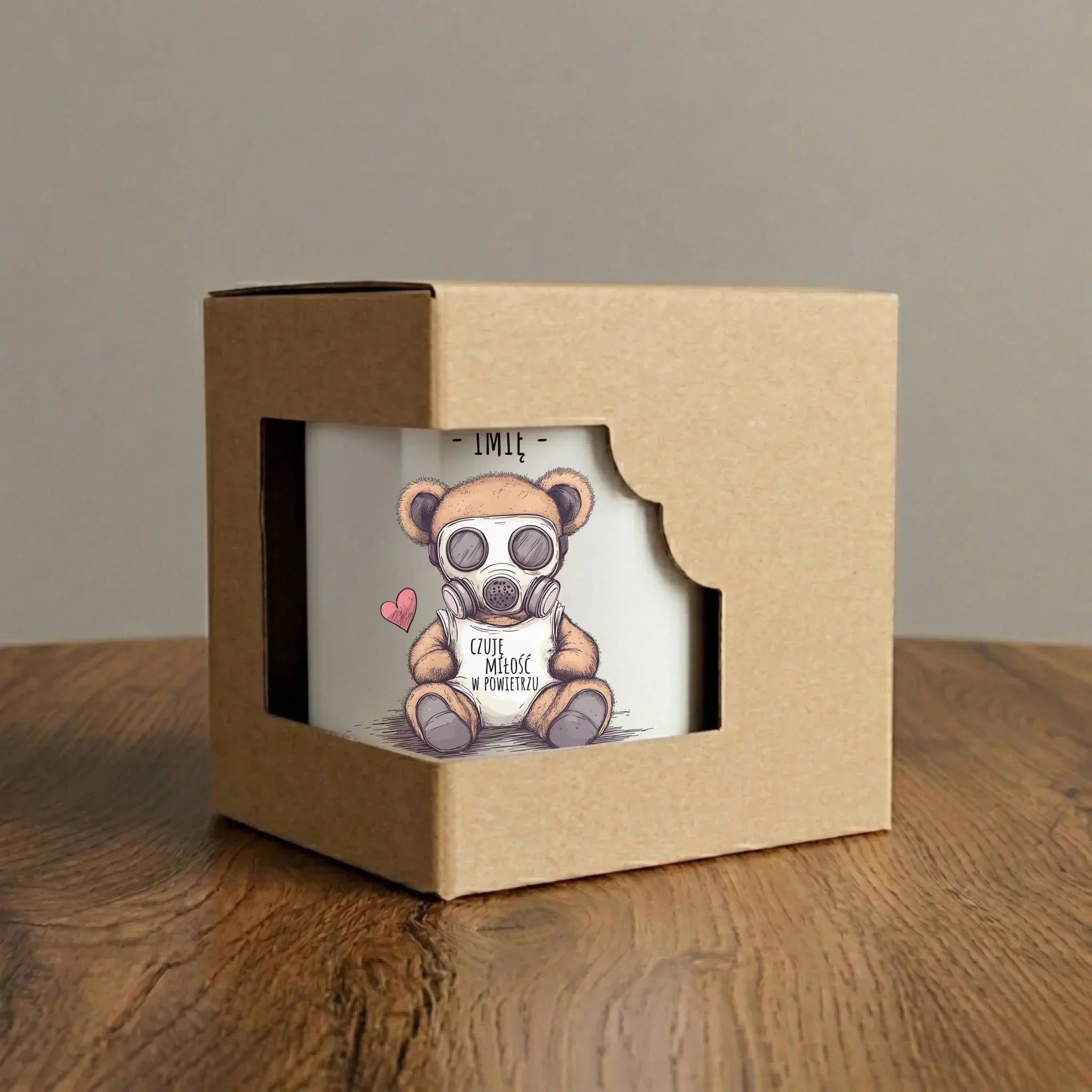 Kubek - Miś w masce gazowej - Czuję miłość w powietrzu - personalizowany W38 - StoryCups.pl