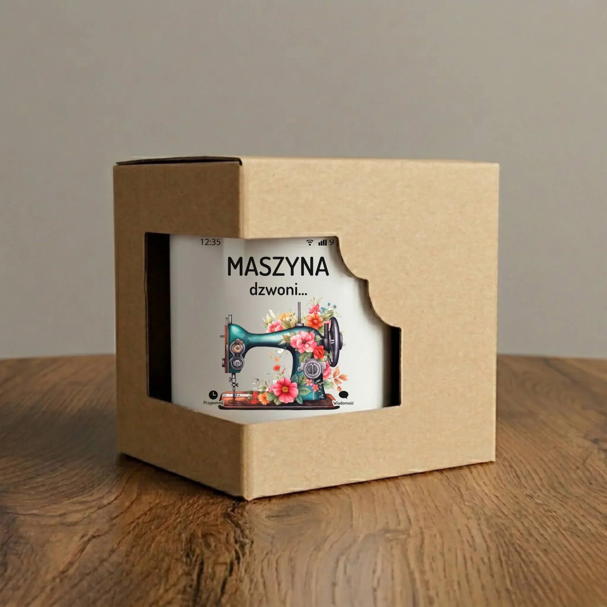 Kubek szyciowy dla krawcowej – Maszyna dzwoni muszę iść HS05 - StoryCups.pl
