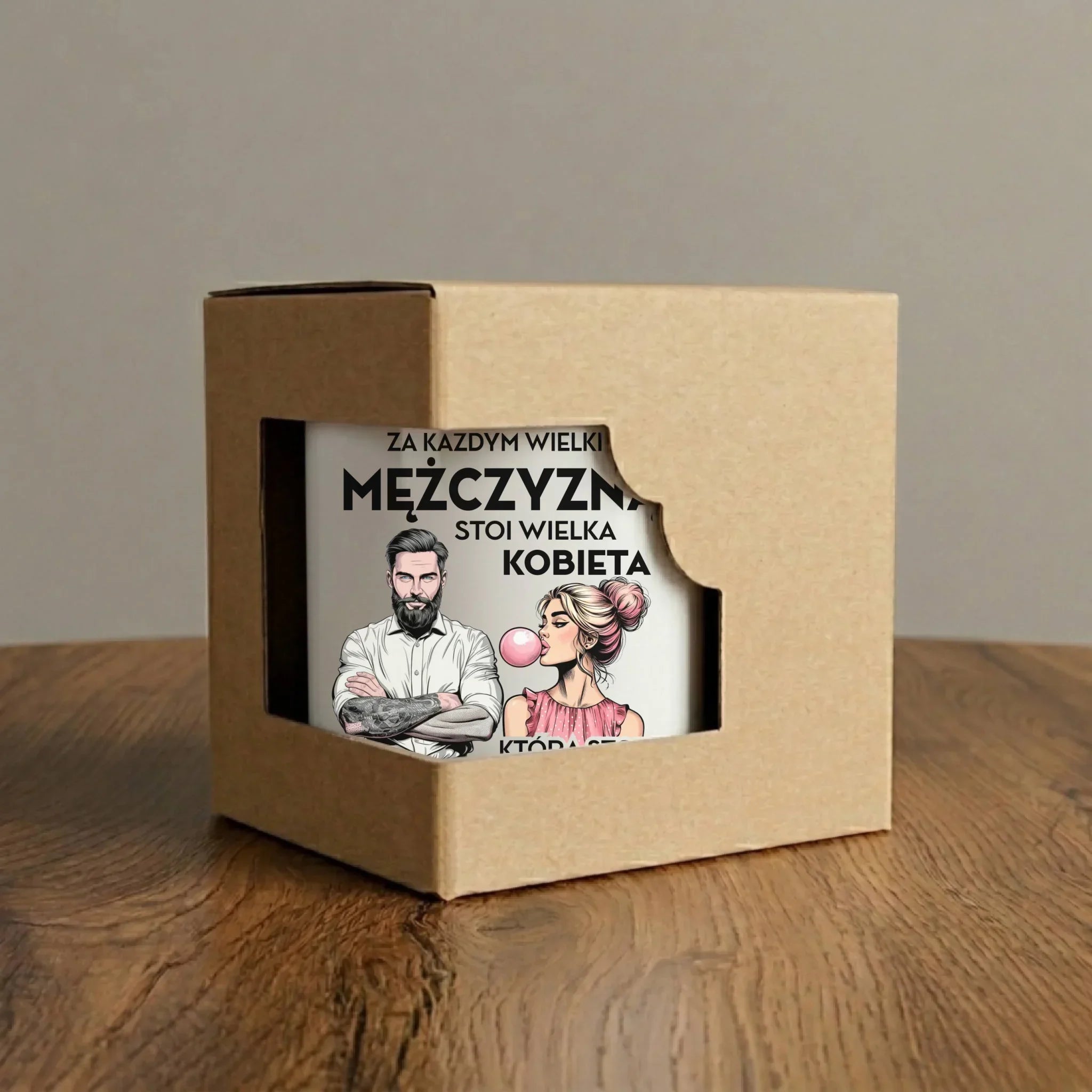 Śmieszny kubek - Prezent dla niego - Za każdym wielkim mężczyzną stoi wielka kobieta DCH27 - StoryCups.pl