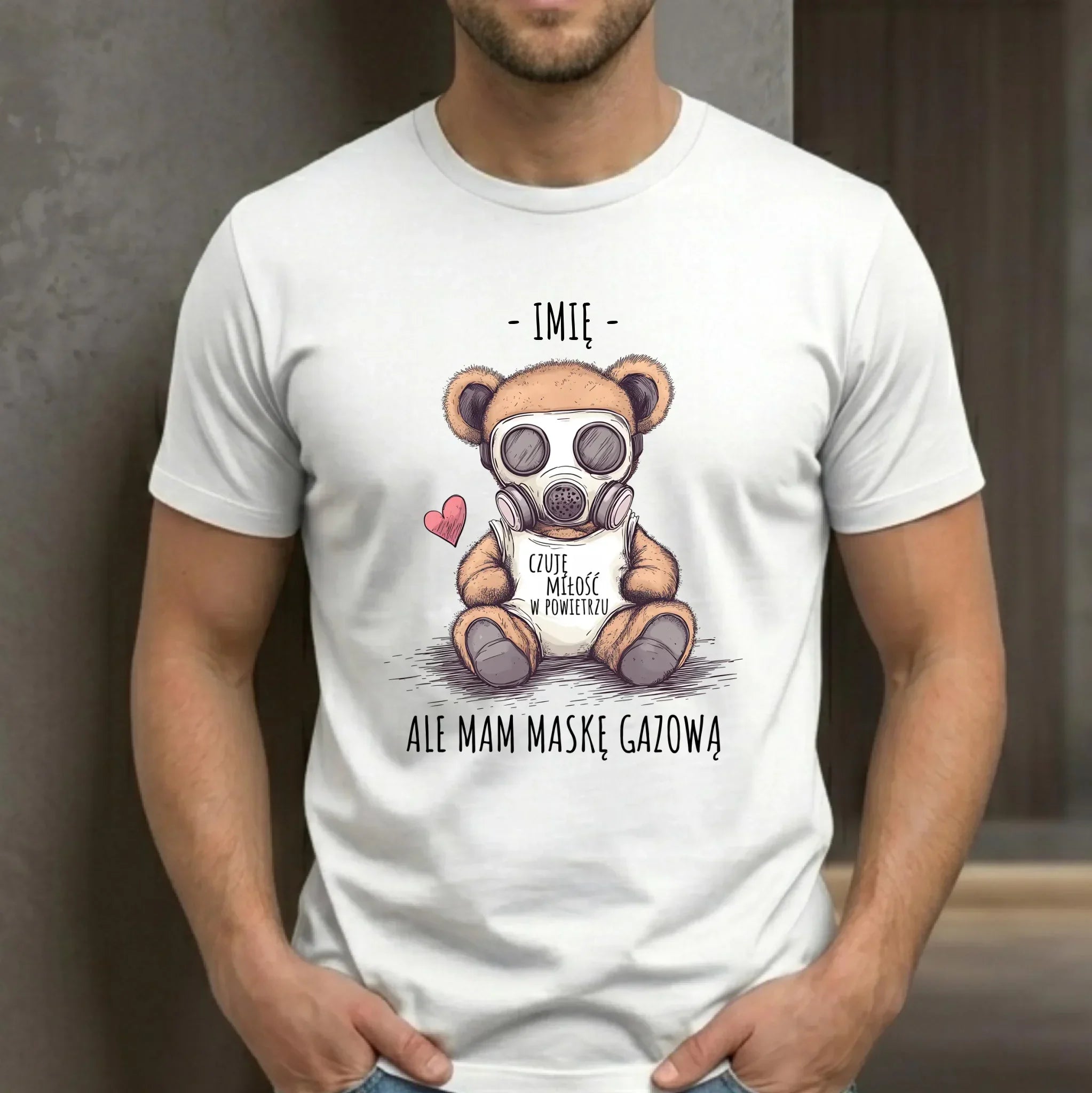 Koszulka męska - Miś w masce gazowej - Czuję miłość w powietrzu - personalizowana W38 - StoryCups.pl