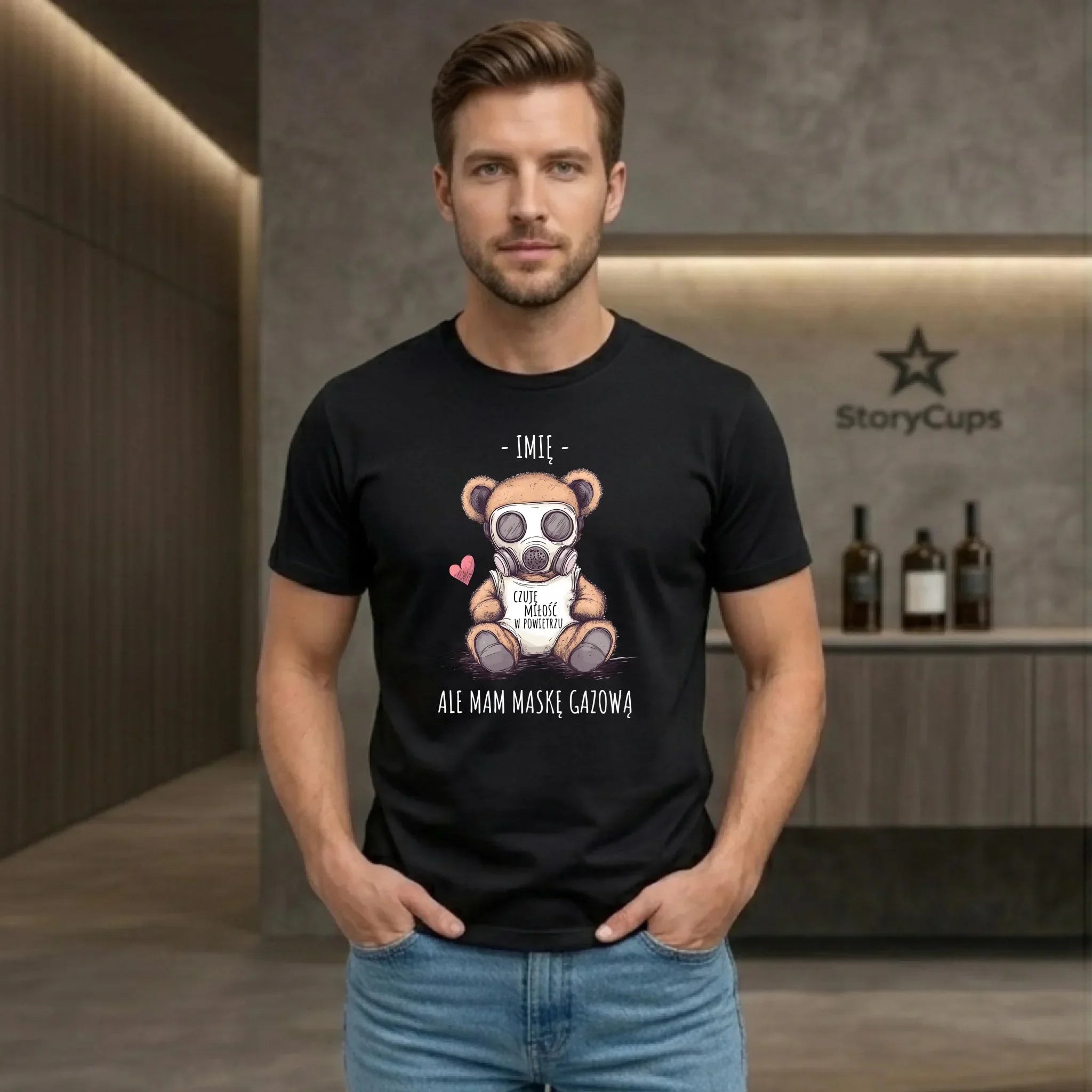 Koszulka męska - Miś w masce gazowej - Czuję miłość w powietrzu - personalizowana W38 - StoryCups.pl