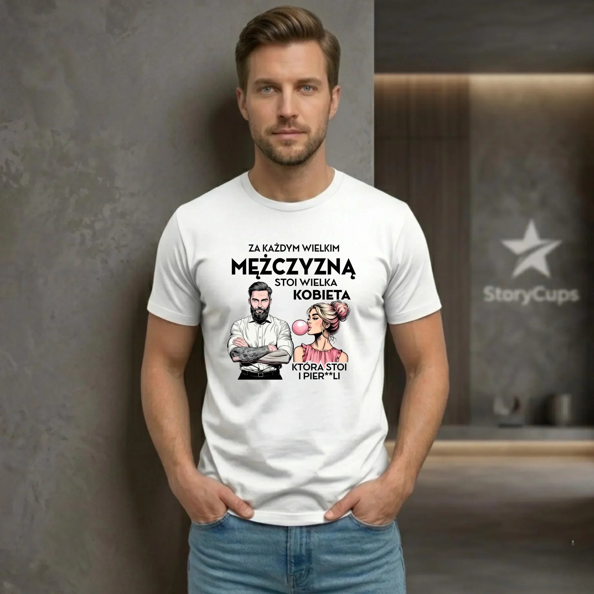 Koszulka męska - Za każdym wielkim mężczyzną stoi wielka kobieta - śmieszny nadruk DCH27 - StoryCups.pl