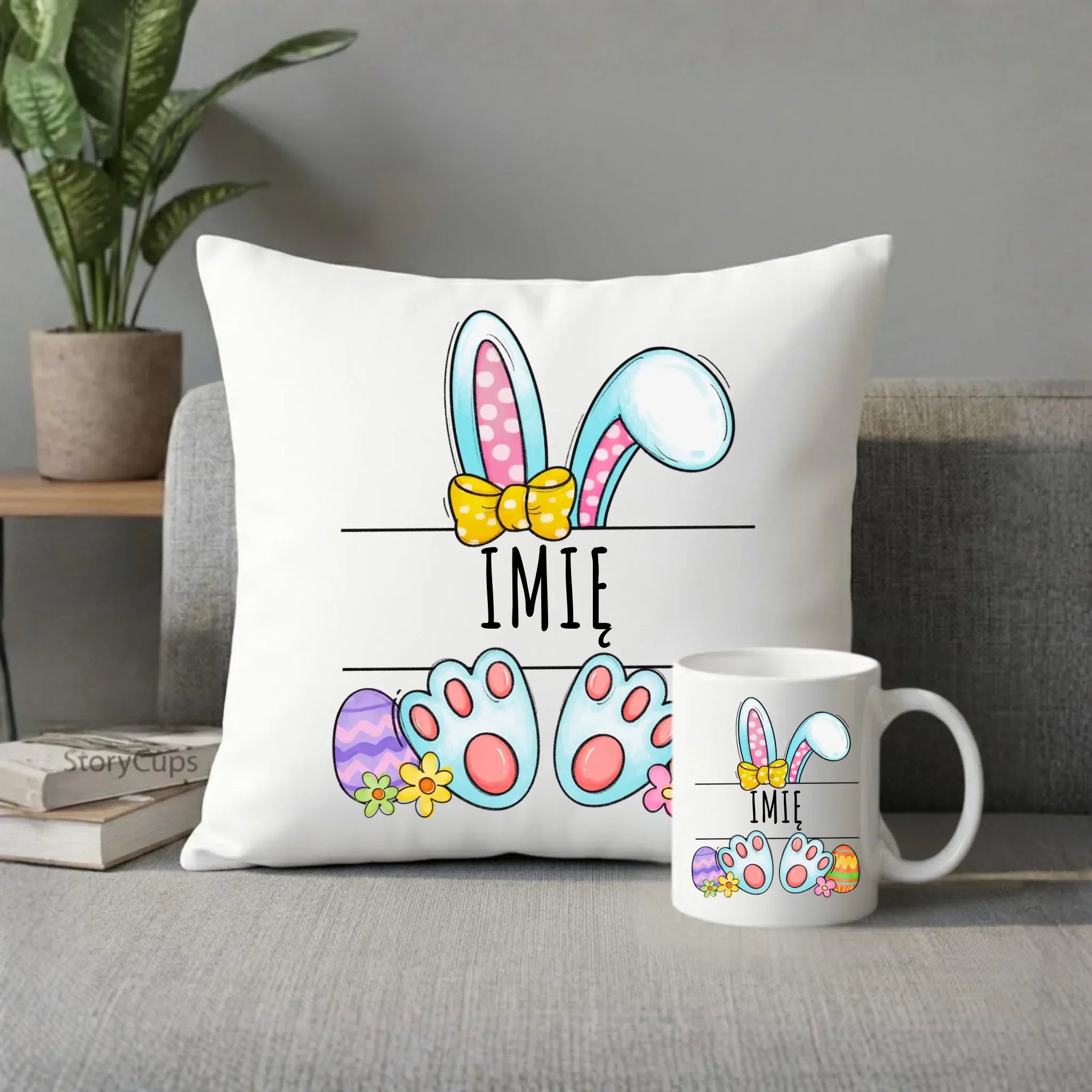 Zestaw poduszka i kubek wielkanocny dla dziecka - Zajączek - personalizowany WN15 - StoryCups.pl