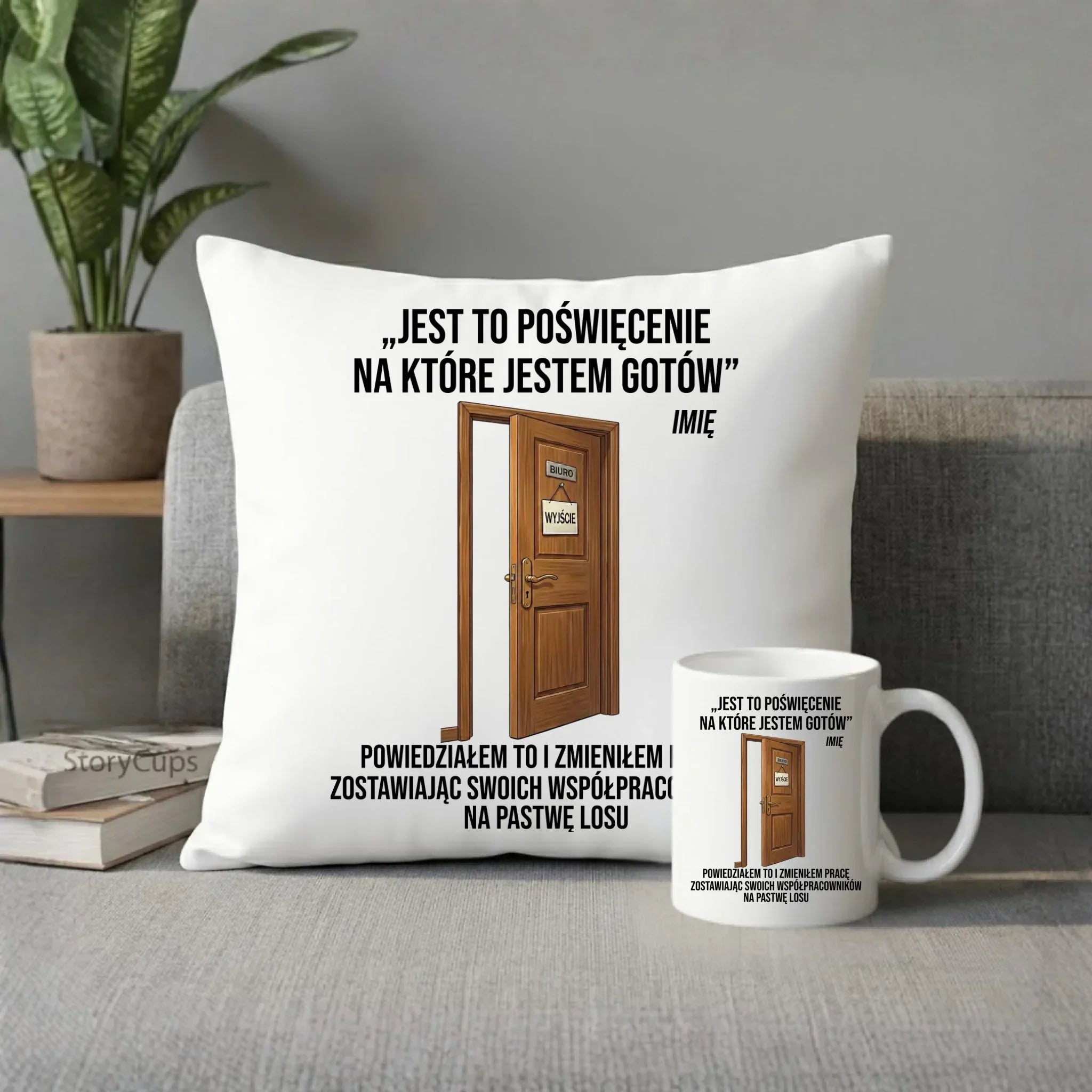 Zestaw poduszka i kubek na odejście z pracy - Poświęcenie, na które jestem gotów - personalizowany OP02 - StoryCups.pl