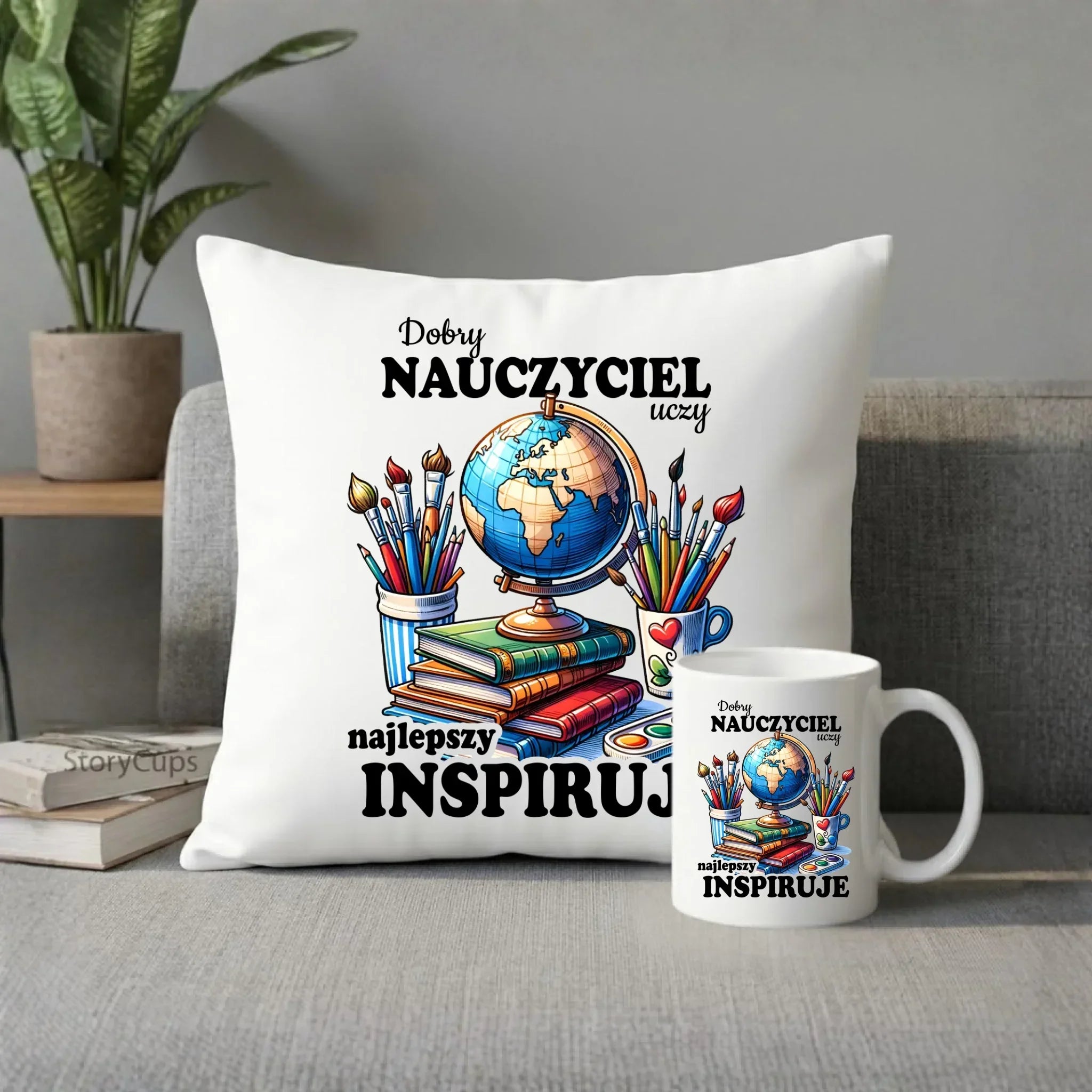 Zestaw poduszka i kubek dla nauczyciela - Dobry nauczyciel uczy najlepszy inspiruje N72 - StoryCups.pl
