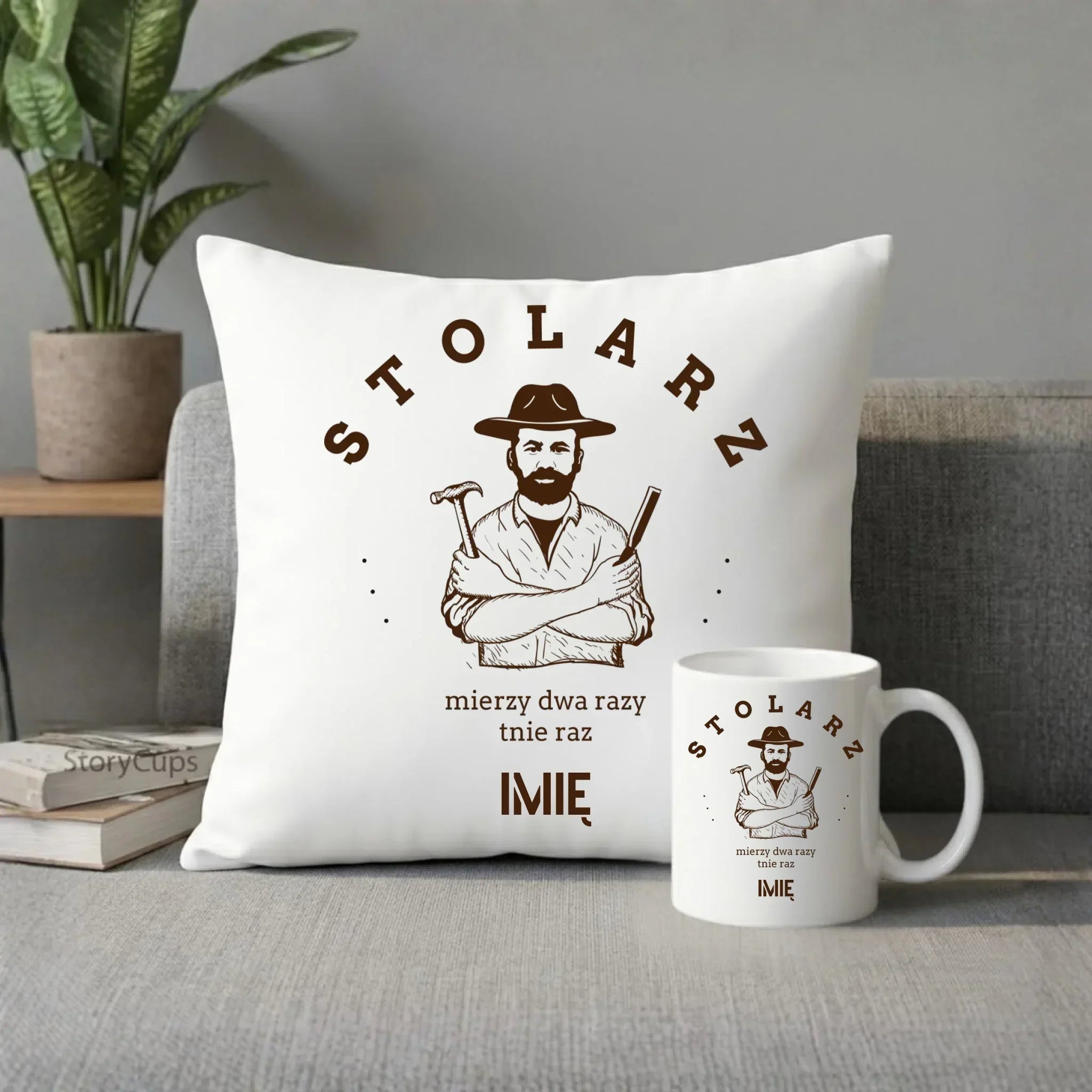Zestaw poduszka i kubek dla stolarza - Mierzy dwa razy tnie raz - personalizowany ZS02 - StoryCups.pl