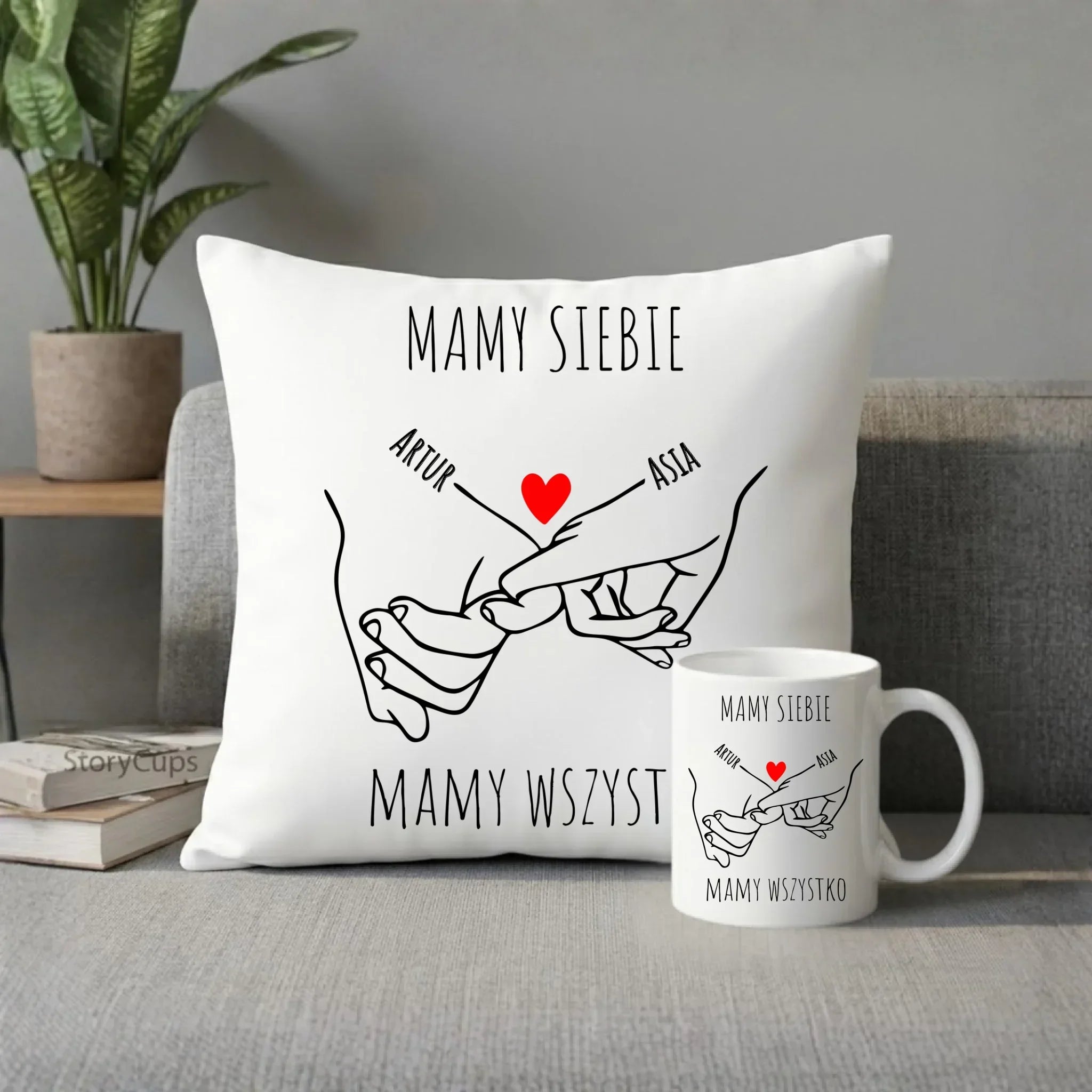 Zestaw poduszka i kubek dla par - Zaplecione ręce mamy siebie mamy wszystko - personalizowany W63 - StoryCups.pl
