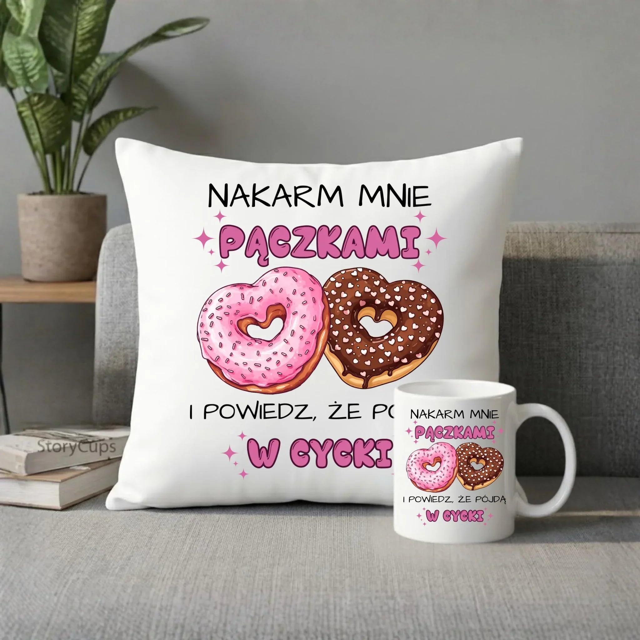 Zestaw poduszka i kubek dla dziewczyny - Nakarm mnie pączkami W59 - StoryCups.pl