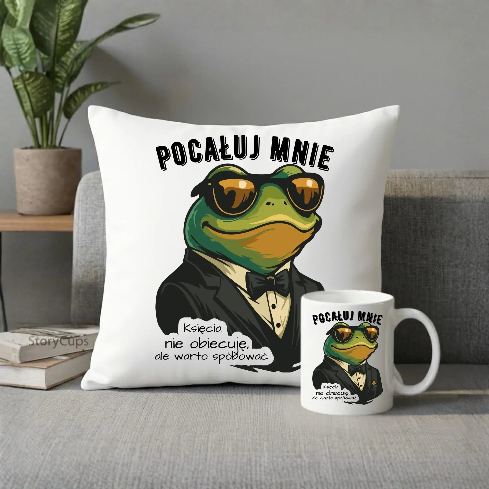 Zestaw poduszka i kubek - Żaba w garniturze pocałuj mnie W55 - StoryCups.pl