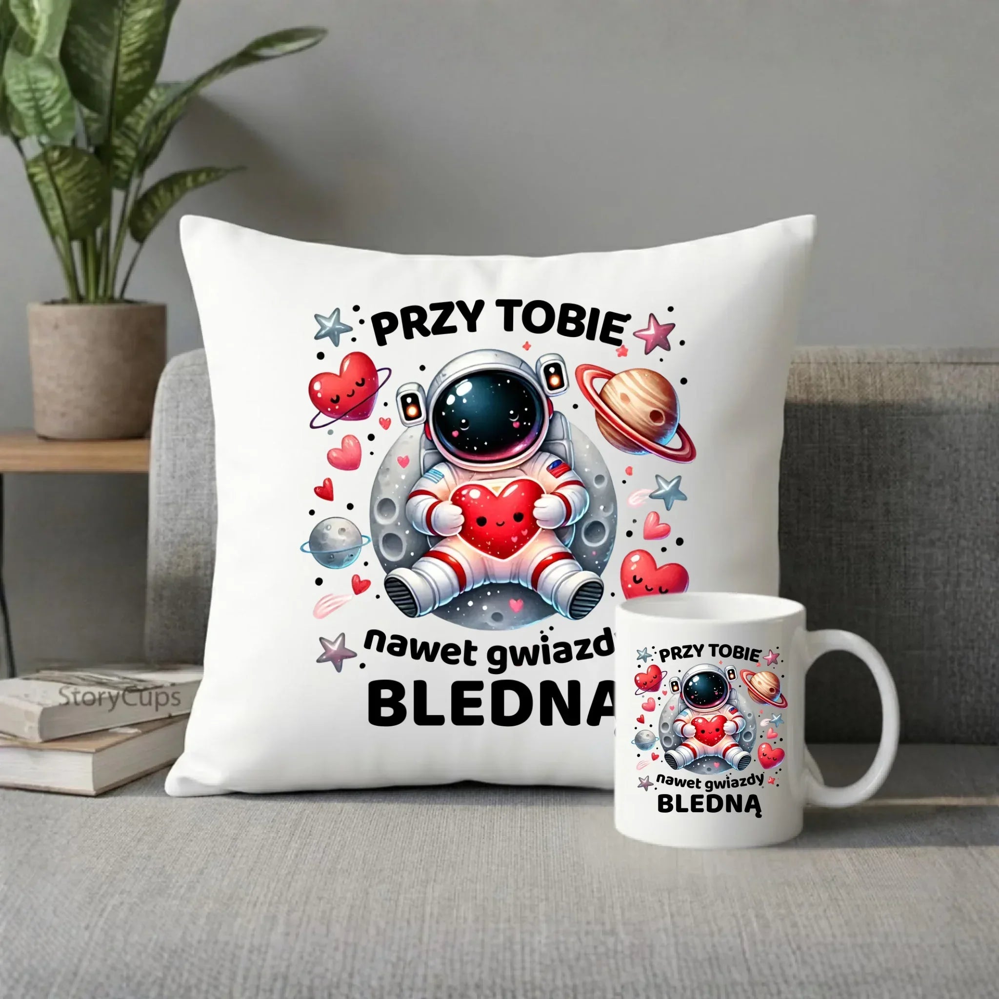 Zestaw poduszka i kubek dla par - Przy Tobie nawet gwiazdy bledną W57 - StoryCups.pl