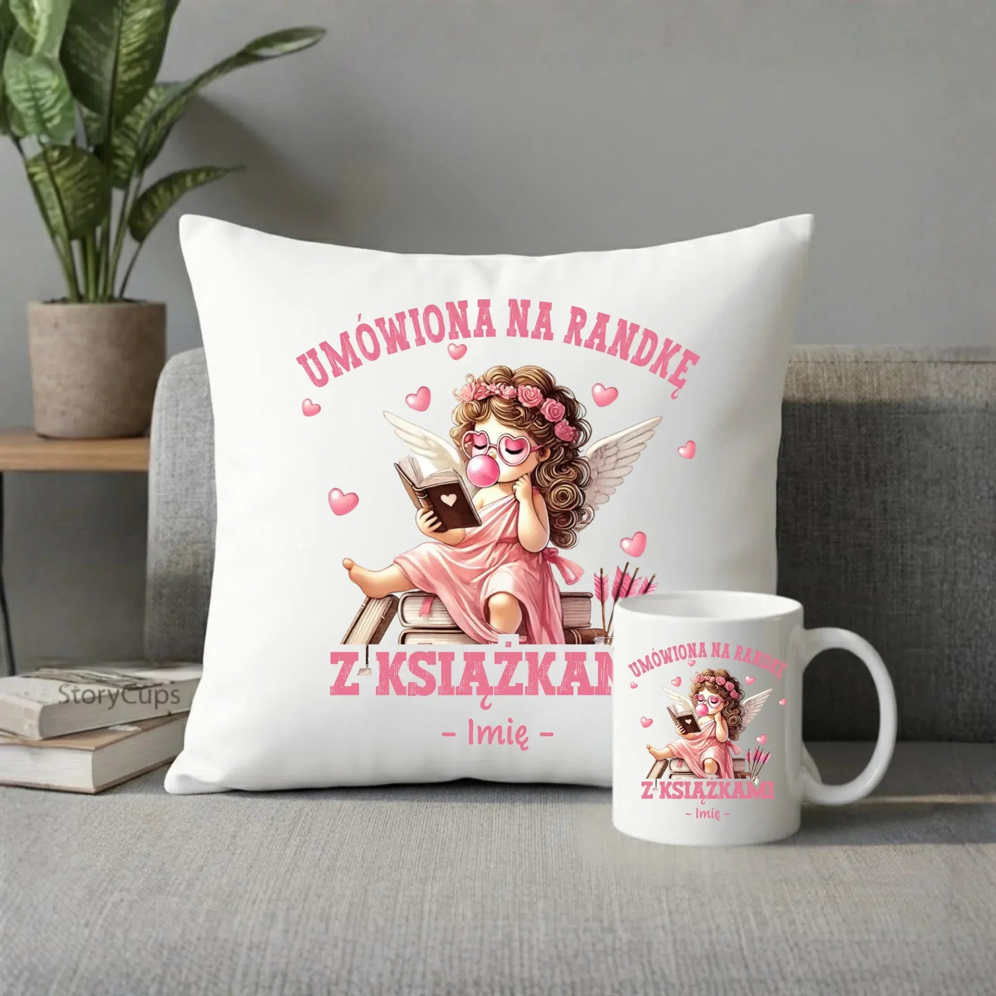 Zestaw poduszka i kubek dla czytelniczki – Umówiona na randkę z książkami - personalizowany W19 - StoryCups.pl